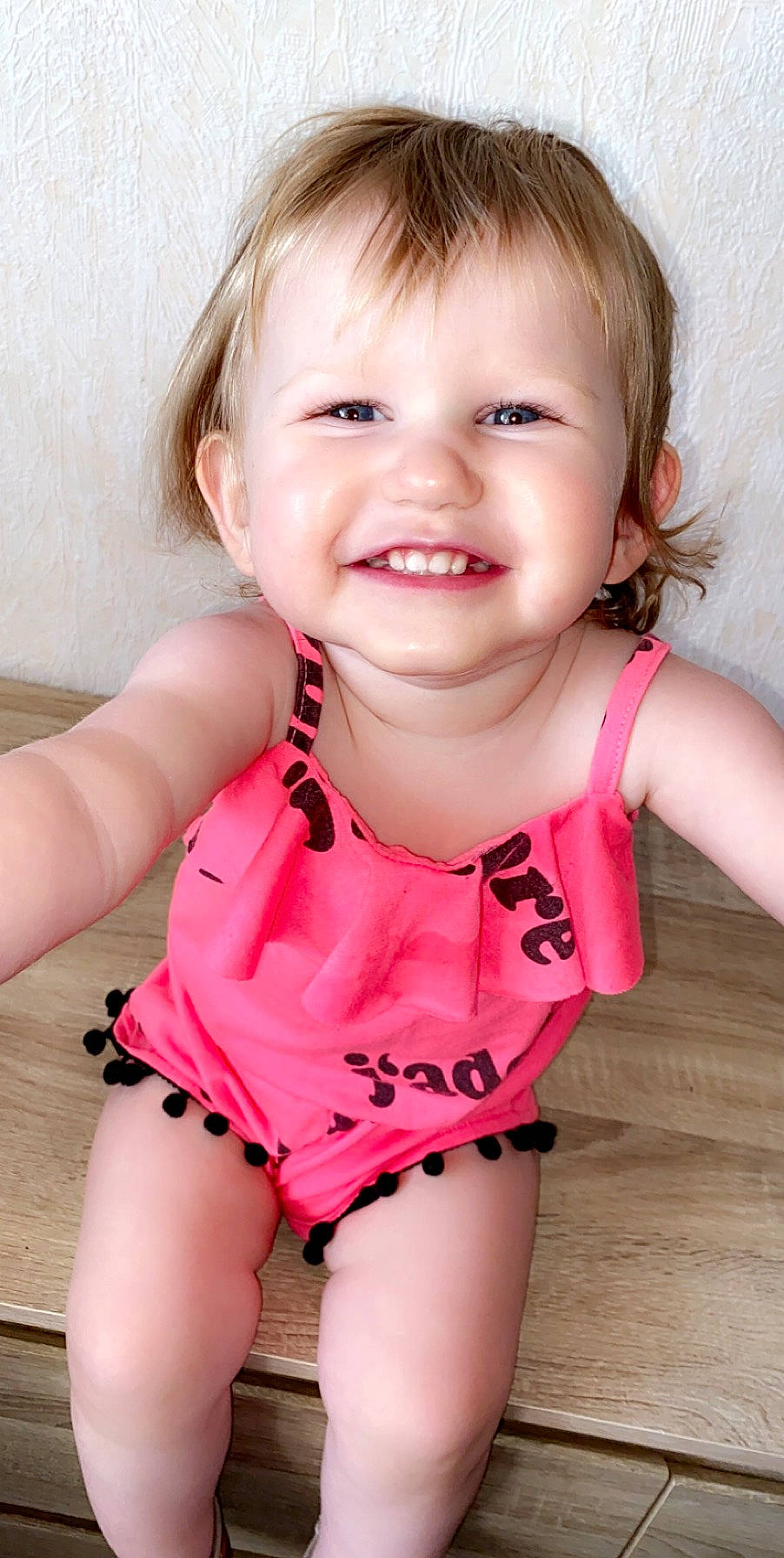 Lola a rejoint le concours — aidez-le/la à gagner de superbes lots ! baby, baby_toddler_clothing, blond, brown_hair, cheek, child, child_model, dress, face, facial_expression, fashion_accessory, happy, joy, laugh, lip, mouth, neck, person, pink, skin