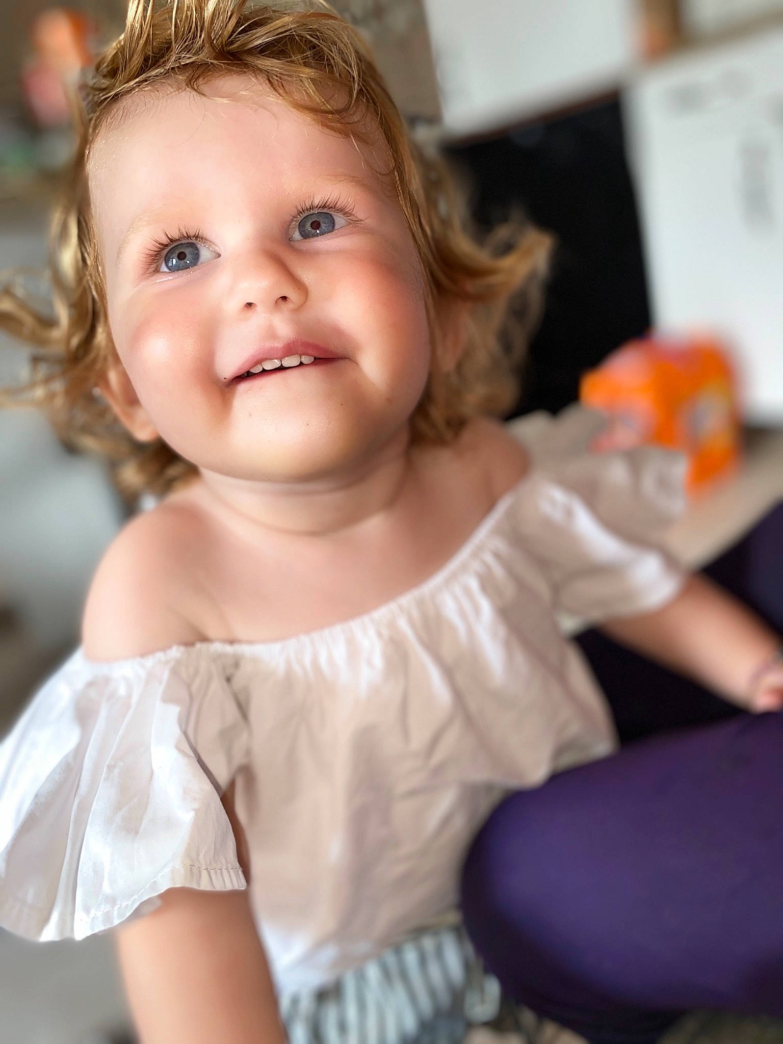 Lola a rejoint le concours — aidez-le/la à gagner de superbes lots ! baby, beauty, blond, cheek, child, child_model, dress, eye, face, facial_expression, fun, hair, hairstyle, head, joy, nose, person, shoulder, sitting, skin