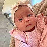 Miya a rejoint le concours — aidez-le/la à gagner de superbes lots ! baby, infant, face, headband, pink_clothing, blanket, portrait, indoor, person, cute, young_child, apparel, child, cozy, seated, expression, human, head, soft_texture, closeup