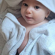 Arthur a rejoint le concours — aidez-le/la à gagner de superbes lots ! baby, towel, hood, cute, smile, face, child, skin, eyes, blanket, soft, cozy, indoors, infant, portrait, wrapped, cute_clothing, happy, baby_bath, childhood