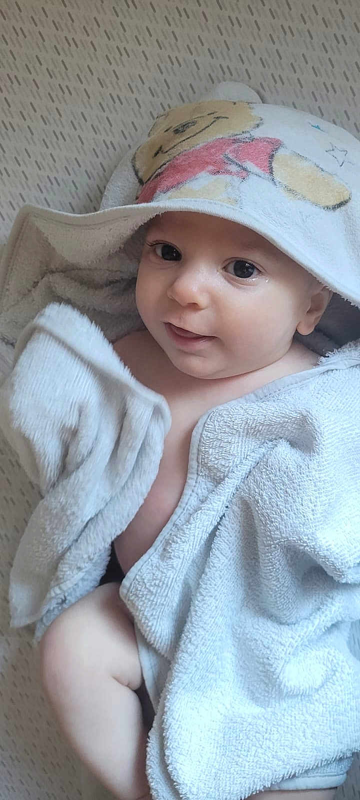 Arthur a rejoint le concours — aidez-le/la à gagner de superbes lots ! baby, towel, hood, cute, smile, face, child, skin, eyes, blanket, soft, cozy, indoors, infant, portrait, wrapped, cute_clothing, happy, baby_bath, childhood