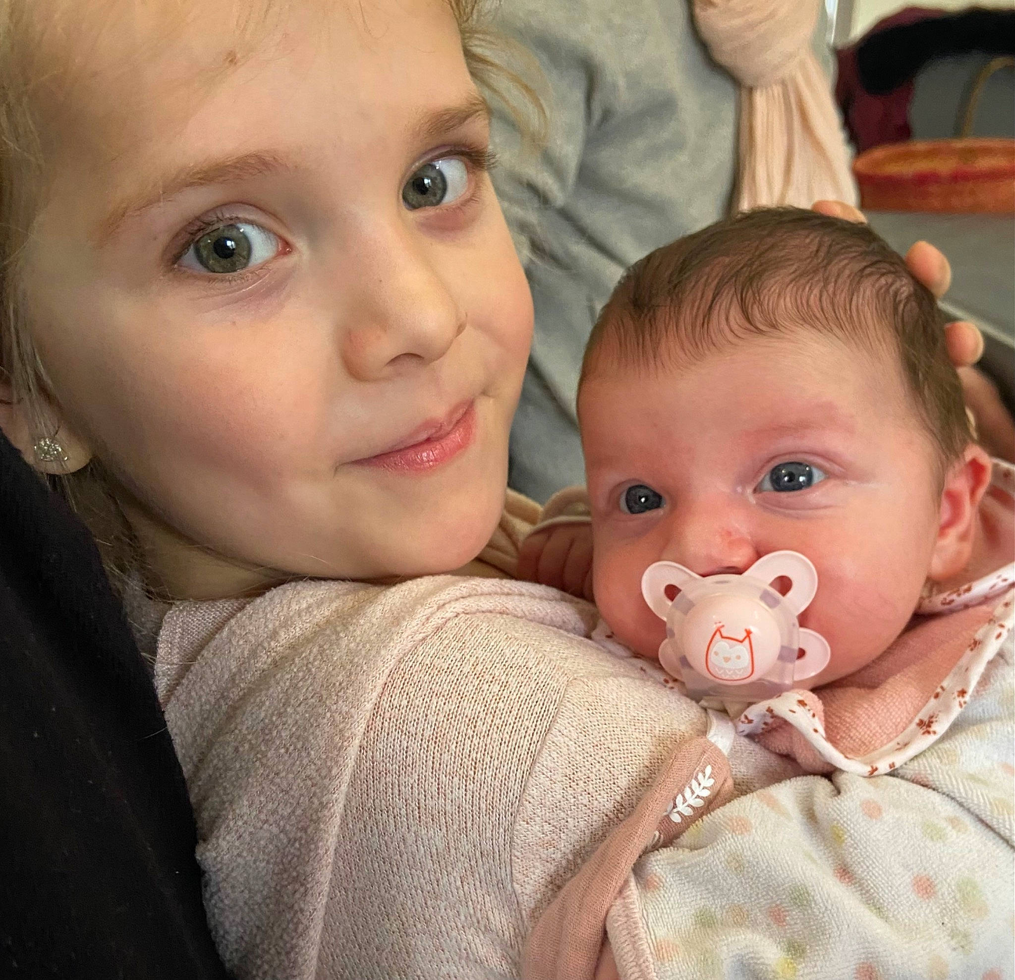 Louanne participe au concours pour gagner de l'argent avec cette photo : baby_toddler_clothing, cheek, chin, comfort, ear, eye, eyebrow, finger, gesture, happy, head, human_body, iris, lip, mouth, nose, person, skin, sleeve, smile