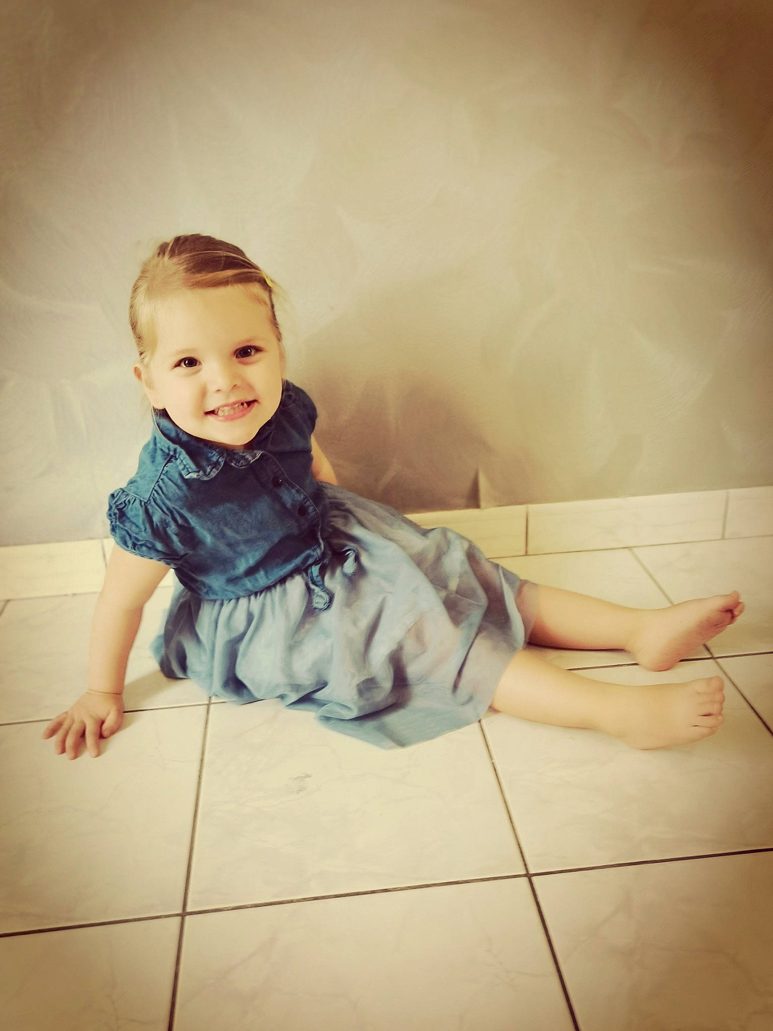 Louanne a rejoint le concours — aidez-le/la à gagner de superbes lots ! baby_toddler_clothing, barefoot, blond, brown_hair, child, dress, fashion_design, flash_photography, floor, flooring, foot, happy, human_body, human_leg, joy, knee, leg, person, sandal, thigh