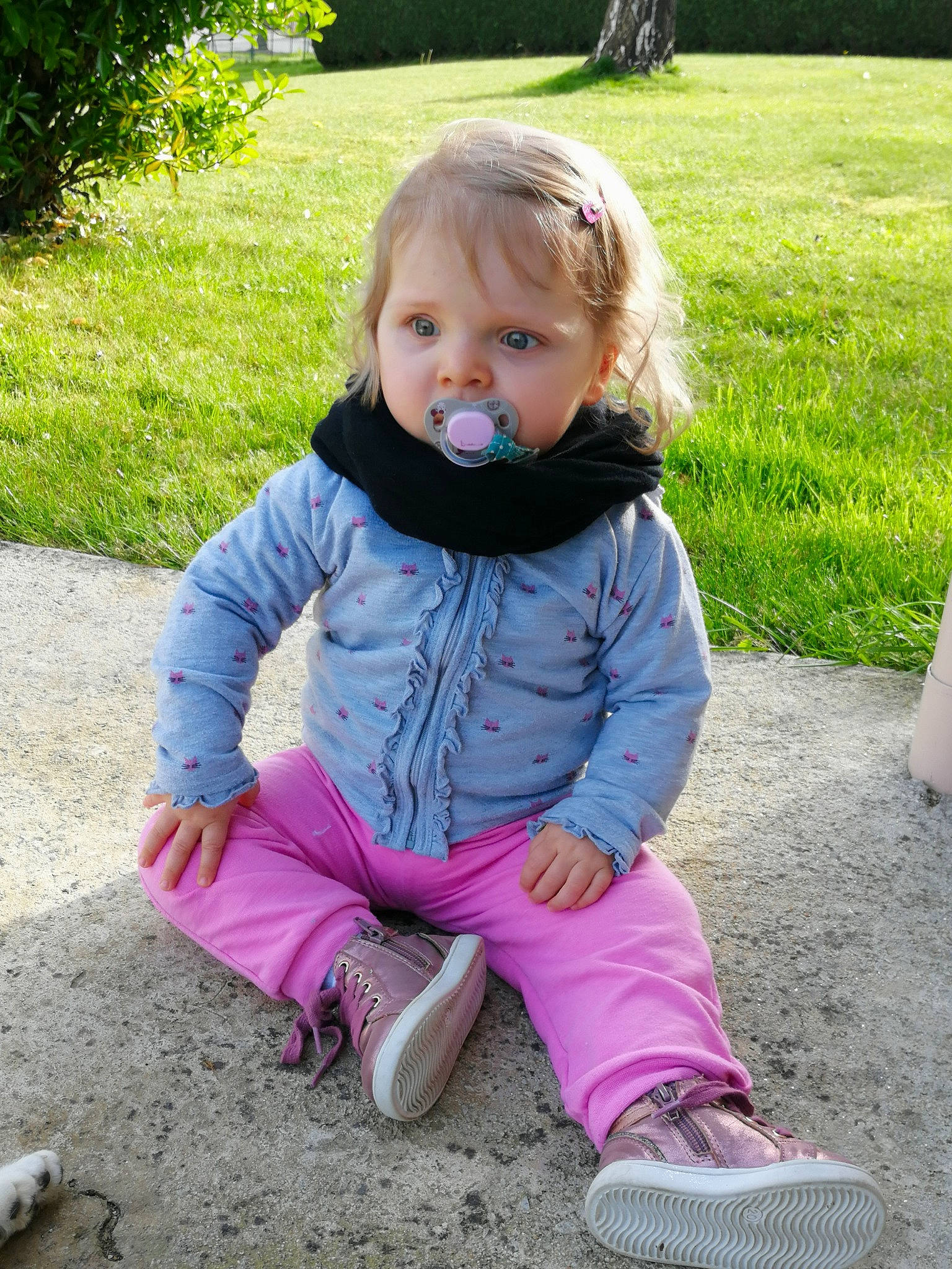 Louanne a rejoint le concours — aidez-le/la à gagner de superbes lots ! baby, baby_toddler_clothing, child, grass, joy, leisure, outerwear, person, pink, plant, play, recreation, sitting, skin, toddler, vacation