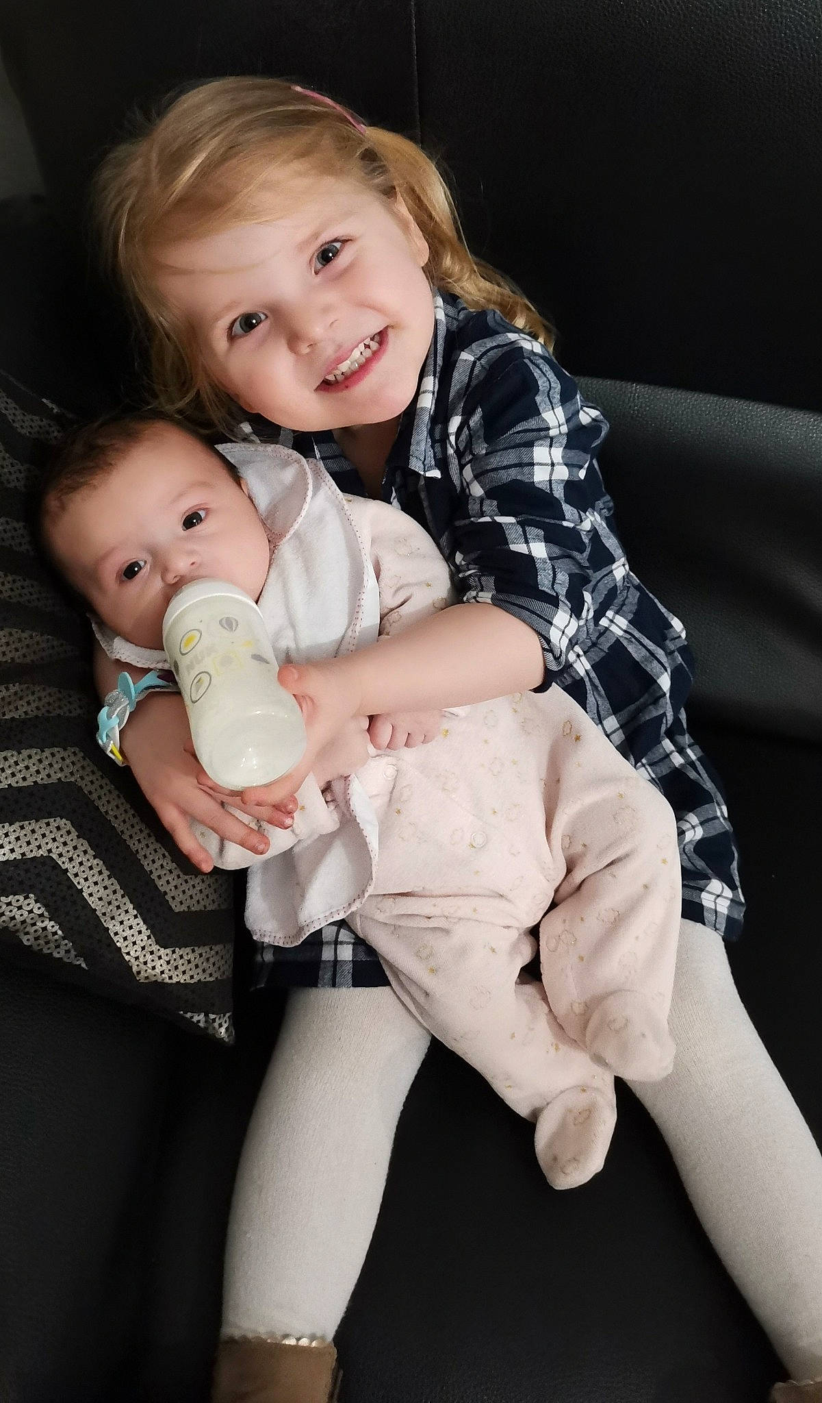 Soline a rejoint le concours — aidez-le/la à gagner de superbes lots ! arm, baby, baby_toddler_clothing, cheek, comfort, eye, finger, flash_photography, gesture, hand, happy, human, iris, joint, joy, lip, person, skin, sleeve, smile