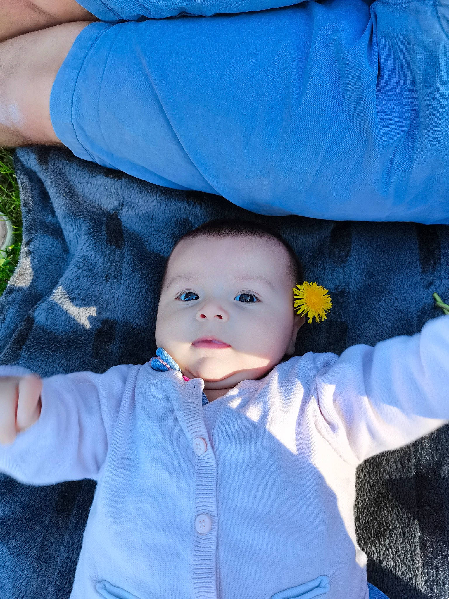 Soline a rejoint le concours — aidez-le/la à gagner de superbes lots ! baby, baby_toddler_clothing, blue, cheek, child, collar, comfort, electric_blue, eye, facial_expression, gesture, iris, nose, organ, outerwear, person, product, skin, sleeve, textile