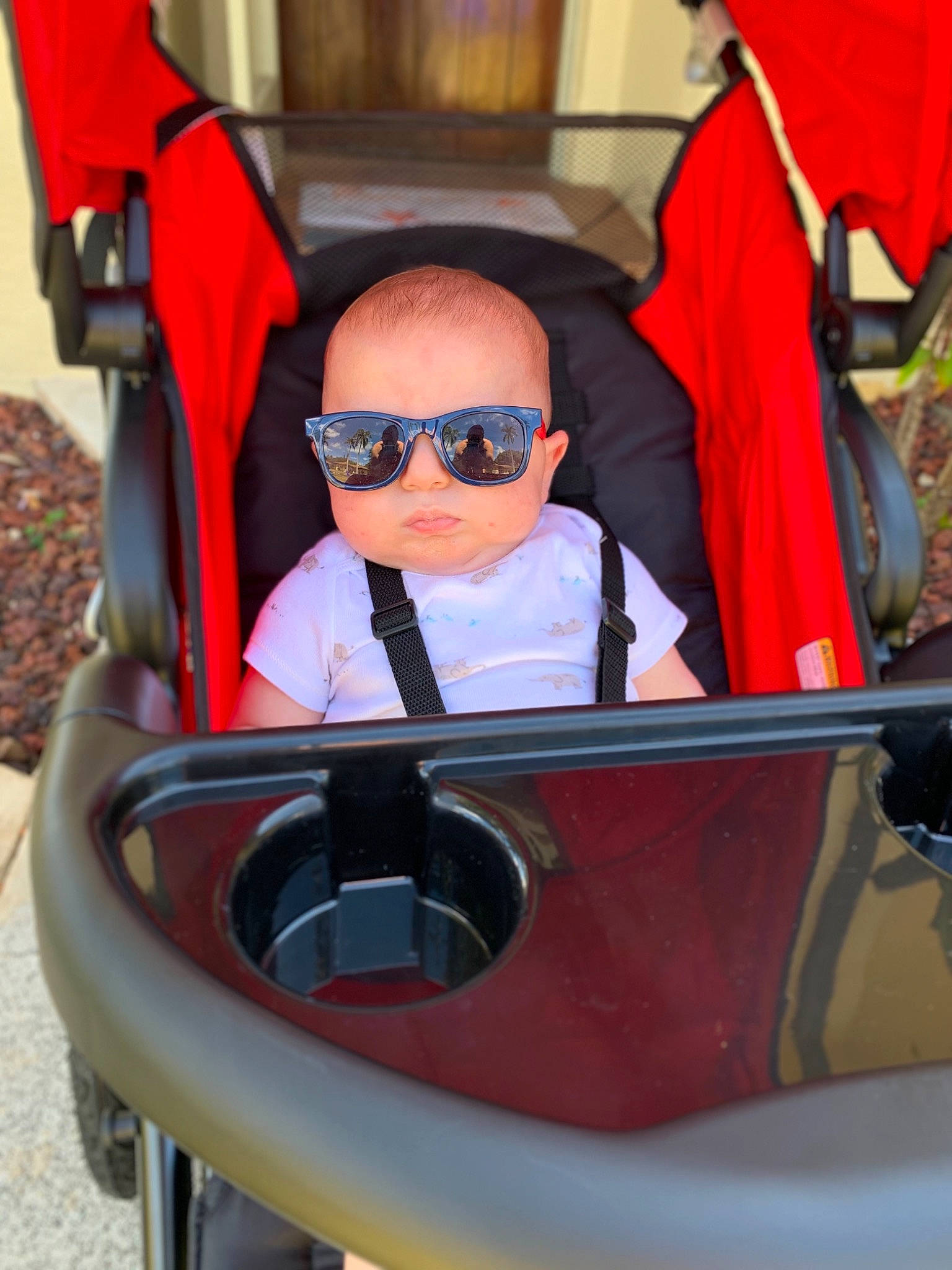 Iver is registered to the contest to win money with this photo: eyewear, person, sunglasses, vision_care