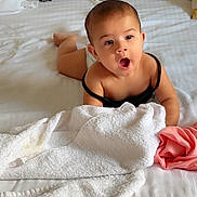 Manessa Ayna a rejoint le concours — aidez-le/la à gagner de superbes lots ! baby, bed, blanket, child, clothing, diaper, face, furniture, head, indoor, pillow, portrait, rest, sheet, smile, soft, toddler, towel, white, young