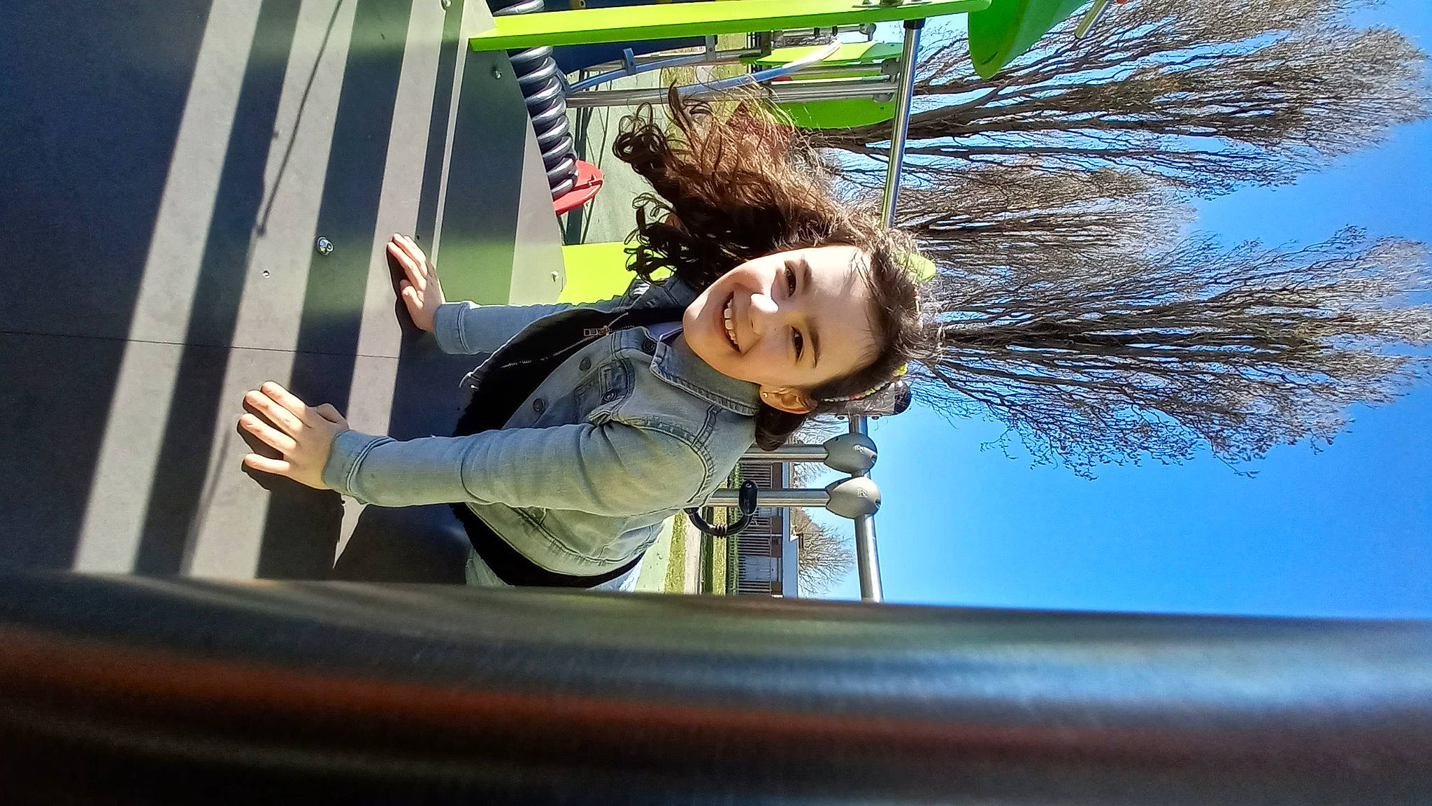 Kessy a rejoint le concours — aidez-le/la à gagner de superbes lots ! automotive_window_part, child, fun, glass, grass, happy, hoodie, joy, leisure, outdoor_play_equipment, person, plant, recreation, sitting, sky, smile, swing, tree, vehicle_door, windshield