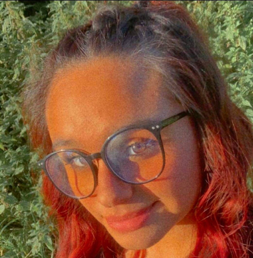 Emma a rejoint le concours — aidez-le/la à gagner de superbes lots ! black_hair, cheek, chin, cool, eye_glass_accessory, eyebrow, eyelash, eyewear, forehead, glasses, grass, hair, happy, jaw, lip, neck, nose, people_in_nature, person, smile