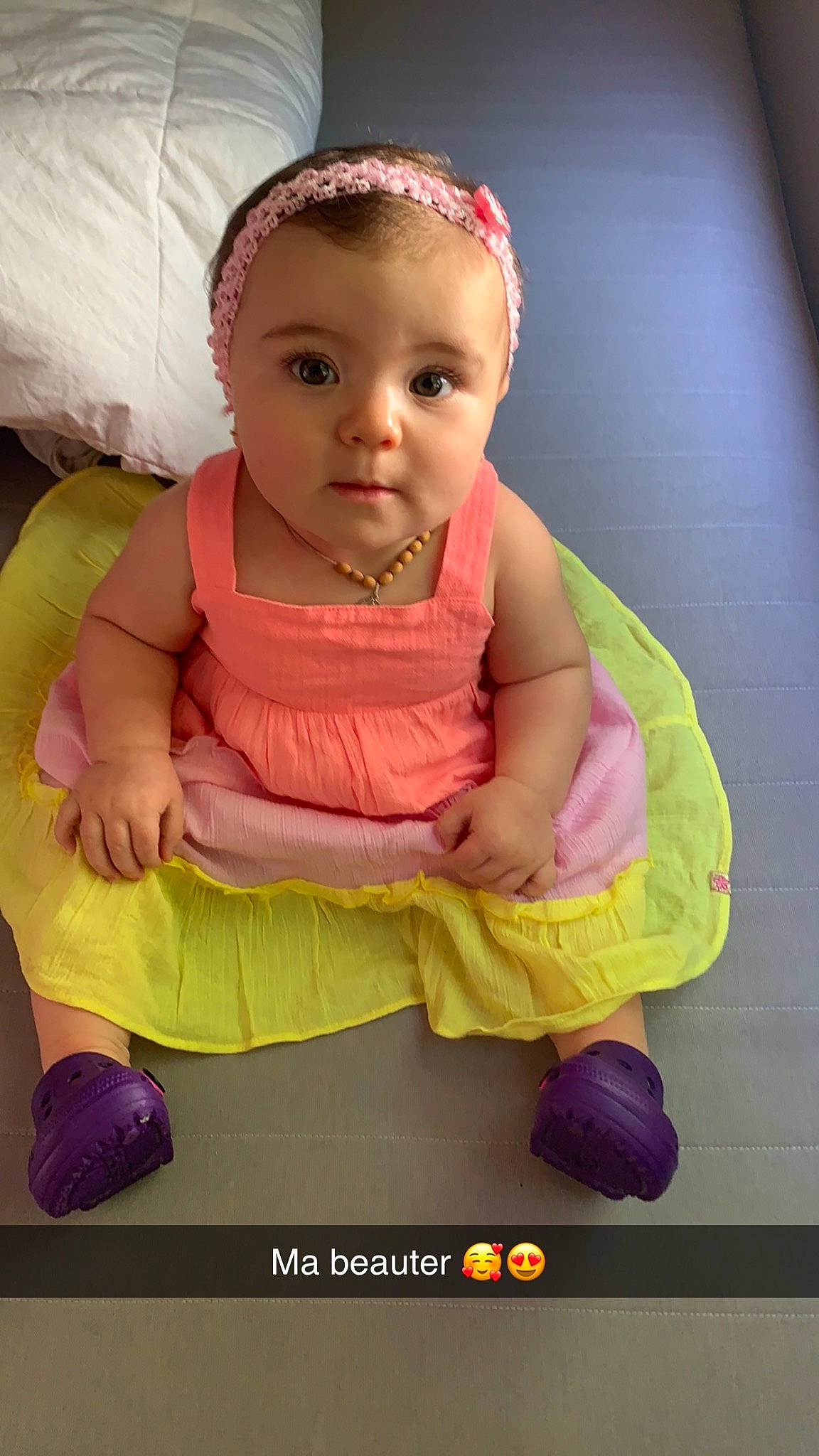 Aydëne a rejoint le concours — aidez-le/la à gagner de superbes lots ! baby, baby_products, baby_toddler_clothing, cheek, child, face, fun, happy, head, headband, magenta, peach, person, pink, play, portrait_photography, sitting, skin, sleeve, t_shirt