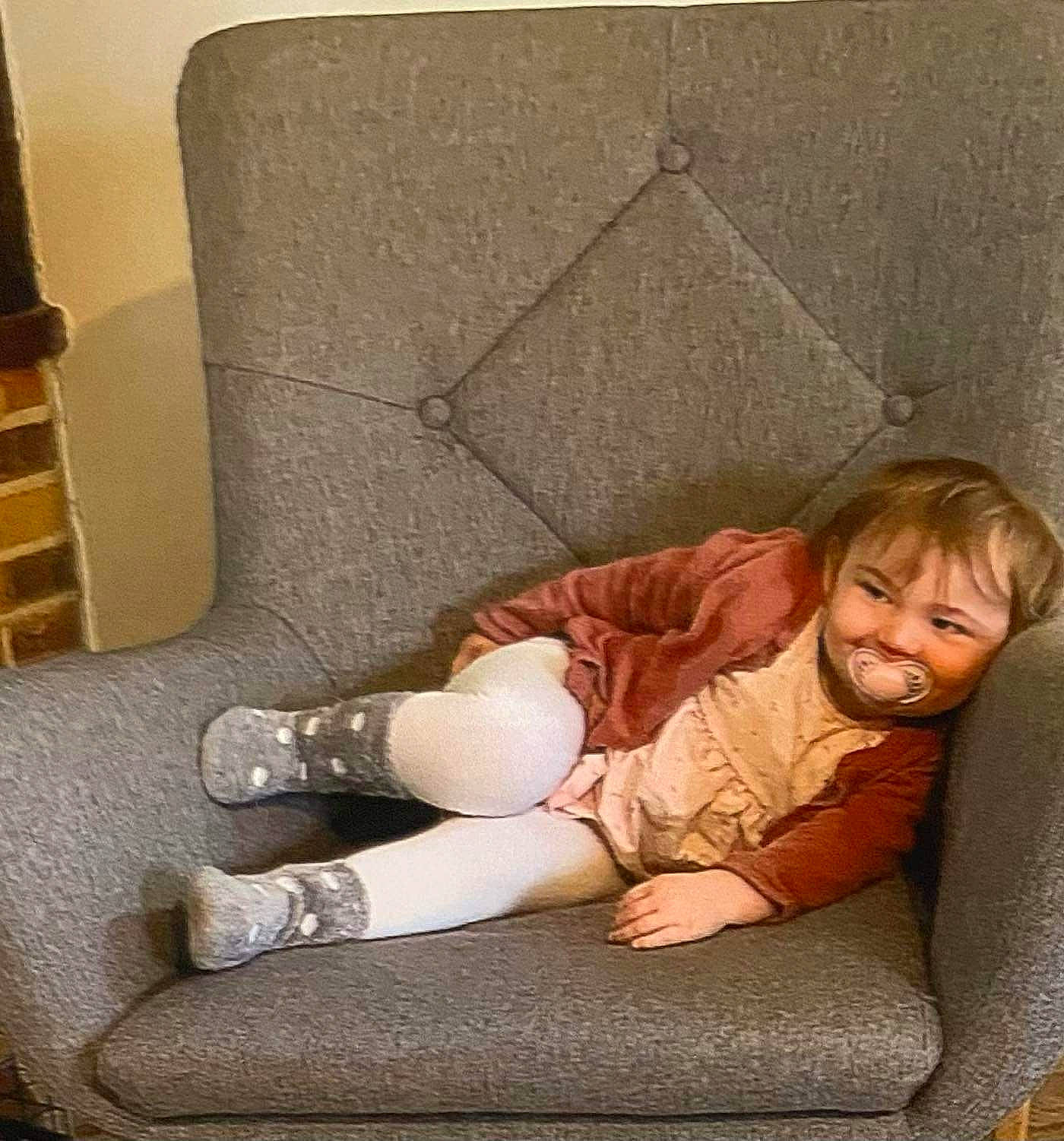 Livia a rejoint le concours — aidez-le/la à gagner de superbes lots ! ankle, baby, baby_toddler_clothing, child, comfort, floor, flooring, foot, hardwood, human_leg, joy, knee, living_room, person, room, sitting, smile, sock, thigh, toddler