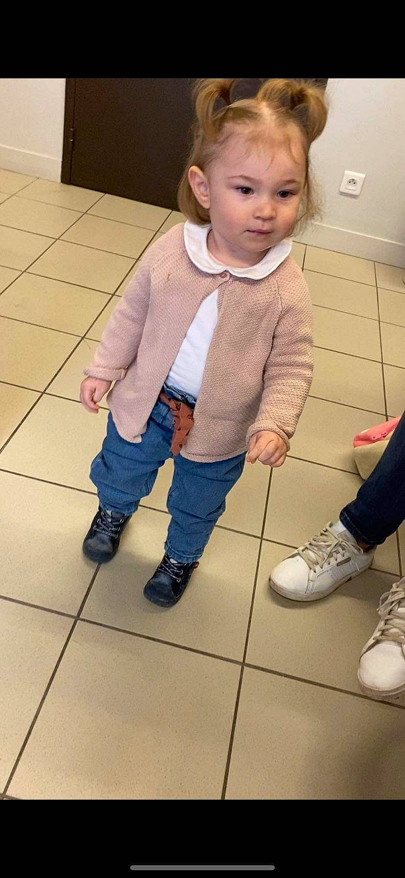 Livia a rejoint le concours — aidez-le/la à gagner de superbes lots ! baby, baby_toddler_clothing, cheek, child, floor, flooring, fun, gesture, human_leg, joint, knee, leg, nose, person, shoe, sitting, skin, sleeve, sneakers, toddler