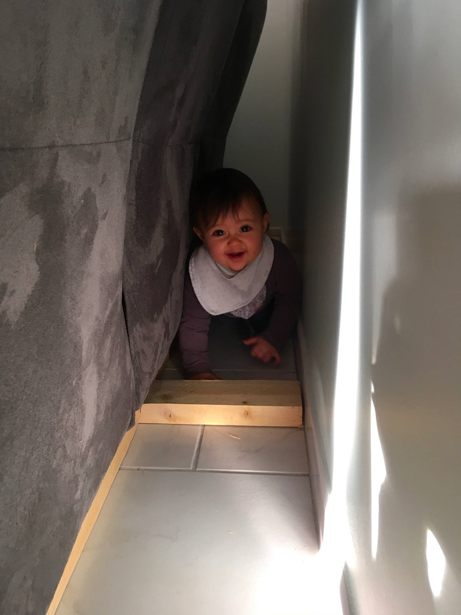 Klara a rejoint le concours — aidez-le/la à gagner de superbes lots ! angle, ceiling, child, daylighting, floor, flooring, fun, girl, light, person, room, wood