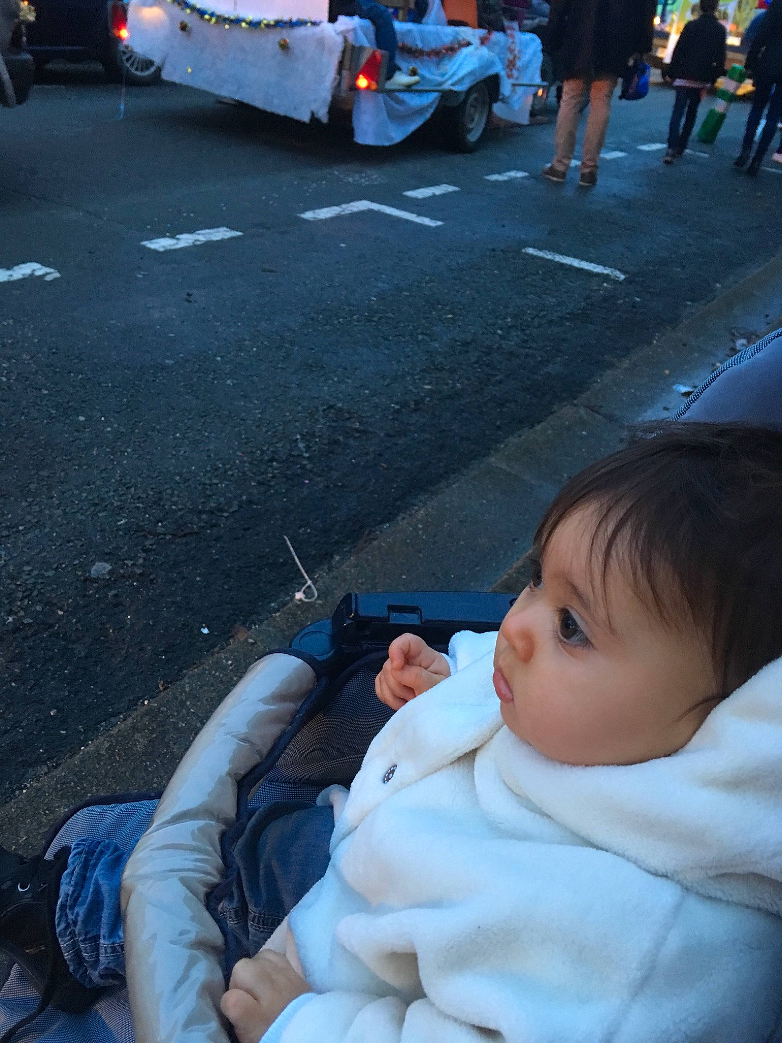 Klara participe au concours pour gagner de l'argent avec cette photo : car, child, fun, girl, human, person, product, recreation, sitting, snapshot, vacation, vehicle