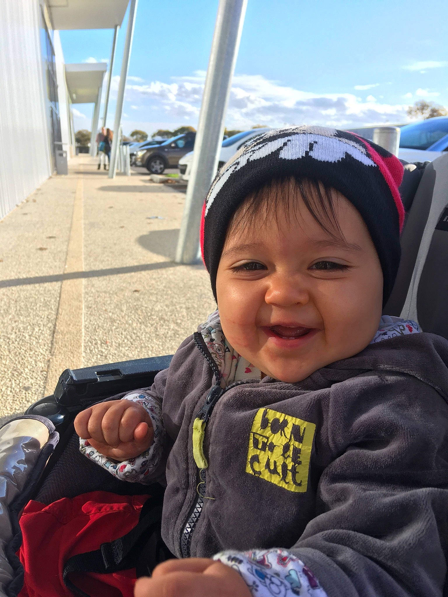 Klara a rejoint le concours — aidez-le/la à gagner de superbes lots ! baby_carriage, baby_products, car, car_seat, child, day, fun, girl, headgear, infant, joy, person, product, recreation, smile, toddler, travel, vacation, vehicle