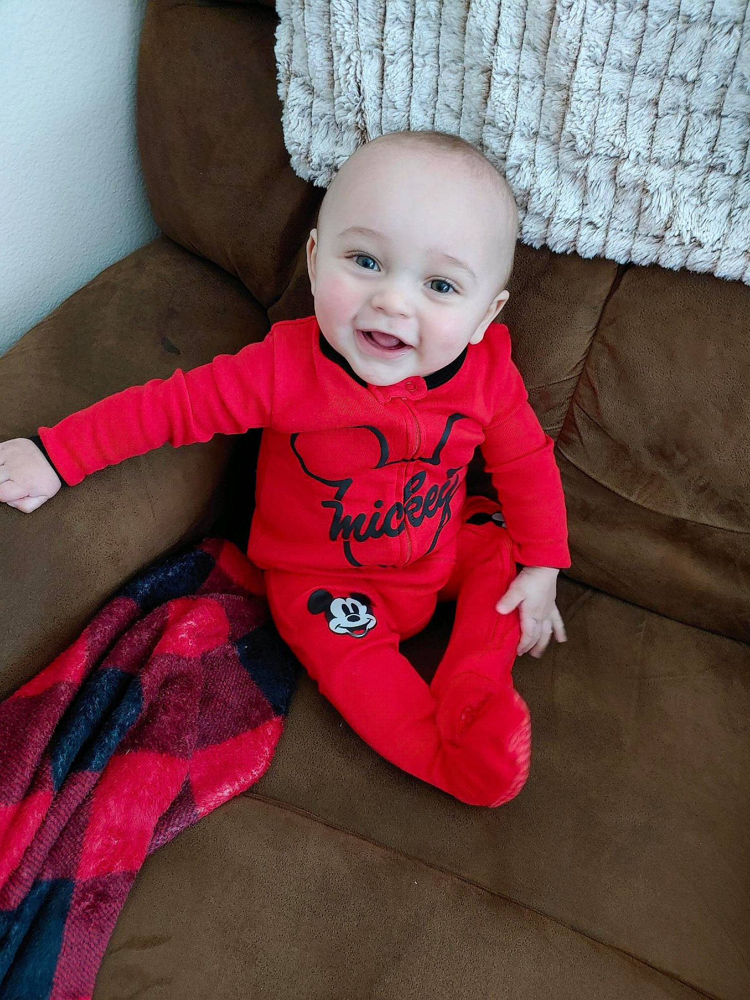 Keith is registered to the contest to win money with this photo: baby, baby_toddler_clothing, beauty, child, comfort, costume_hat, eye, facial_expression, finger, flash_photography, flooring, happy, leg, magenta, person, pink, skin, sleeve, smile, t_shirt