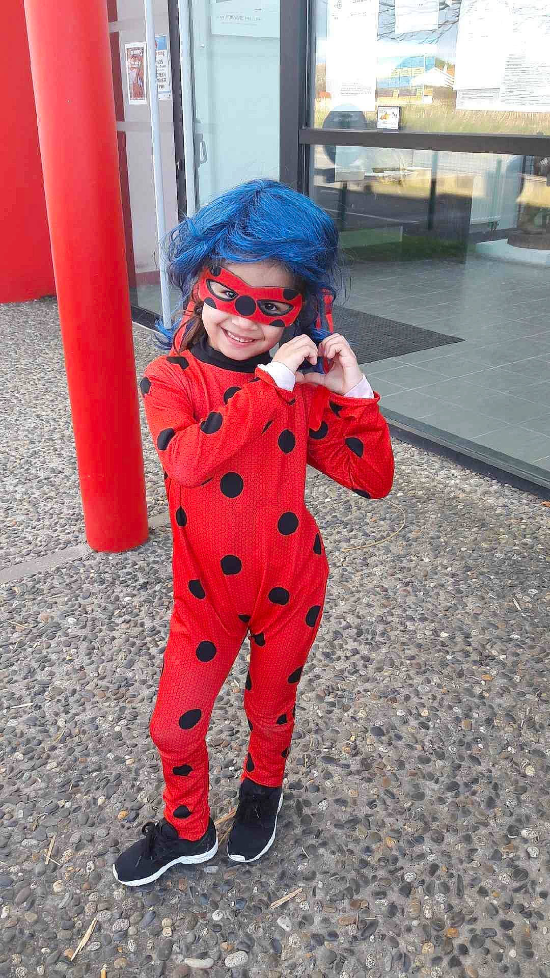 Tanya a rejoint le concours — aidez-le/la à gagner de superbes lots ! child, clothing, costume, design, fictional_character, joy, outerwear, person, polka_dot, red