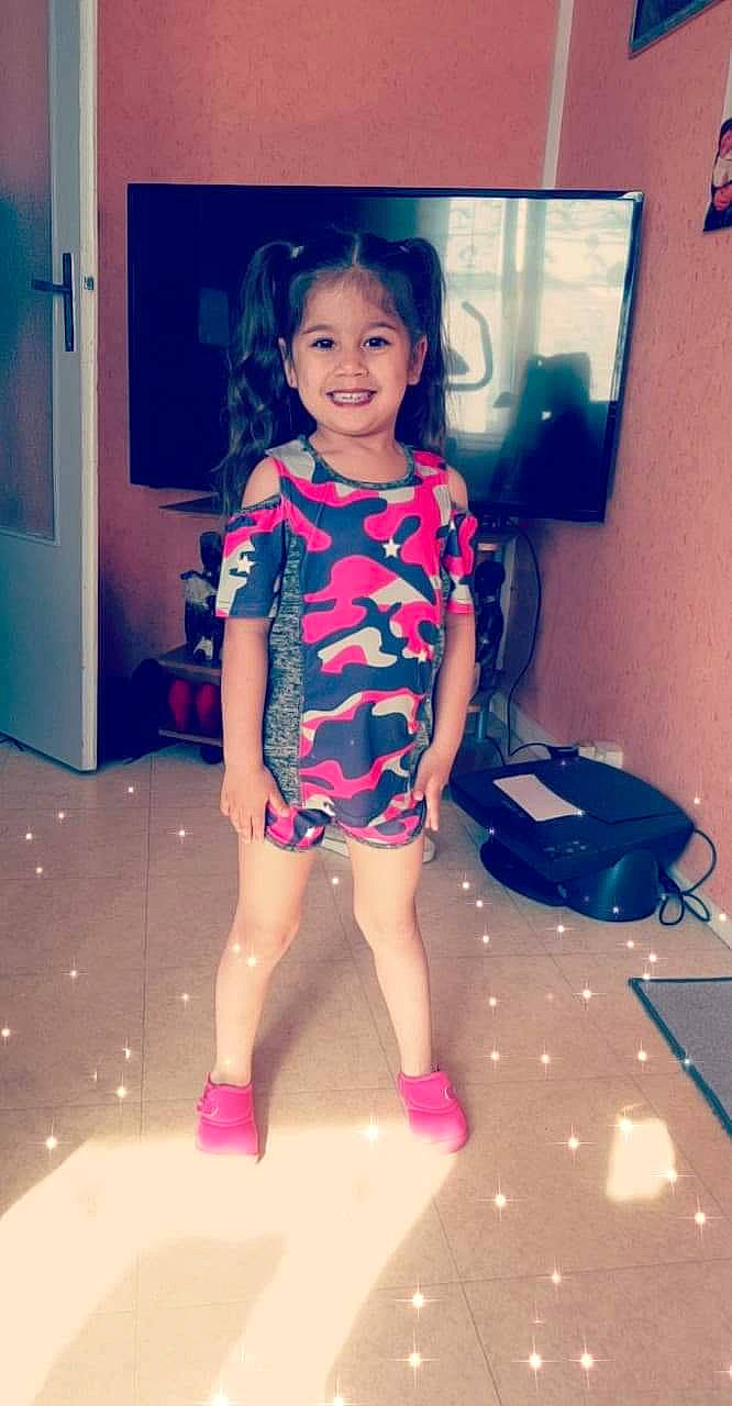 Tanya participe au concours pour gagner de l'argent avec cette photo : cheek, child, child_model, fun, joy, leg, person, pink, play, shoulder, smile, thigh, toddler