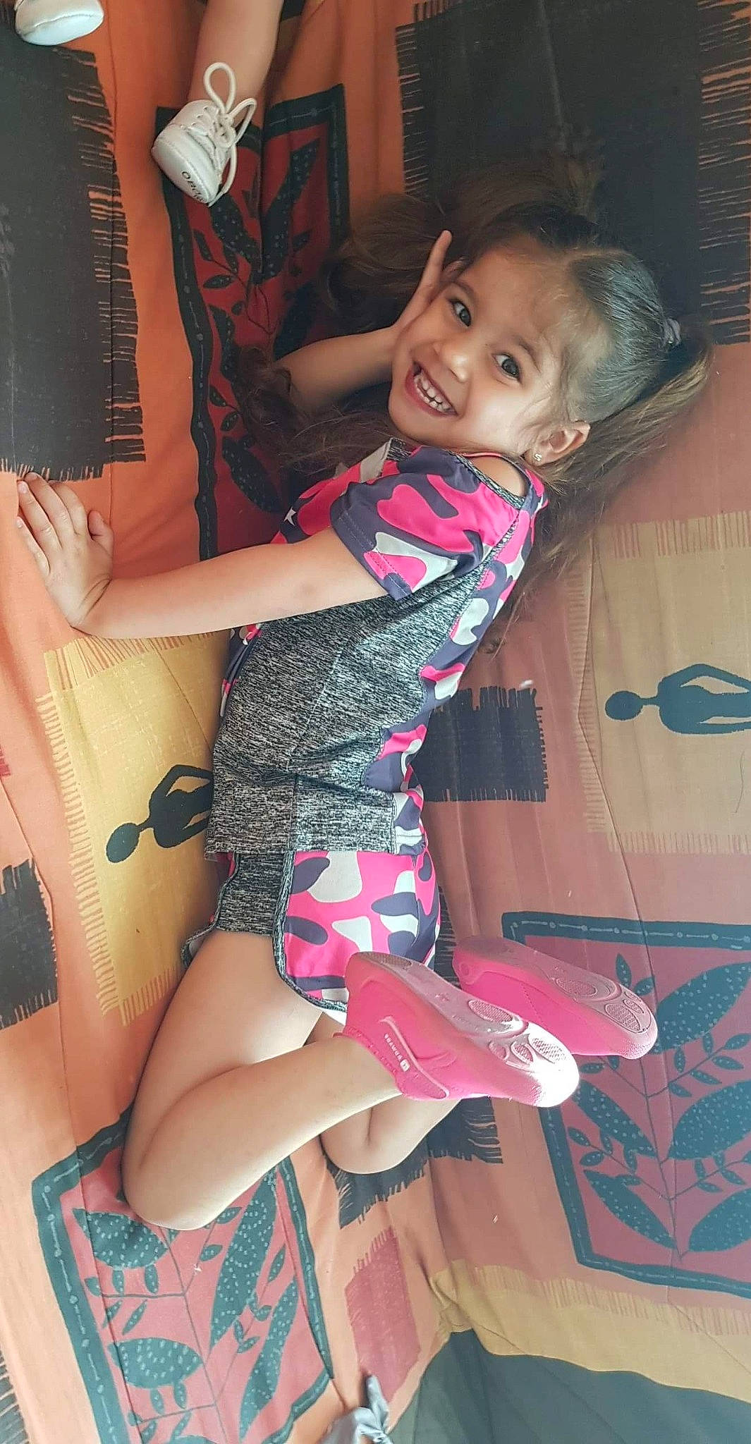 Tanya participe au concours pour gagner de l'argent avec cette photo : arm, child, human_leg, joy, leg, person, pink, skin, thigh, toddler