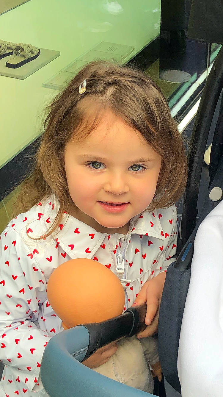 Lena a rejoint le concours — aidez-le/la à gagner de superbes lots ! arm, baby_playing_with_toys, beauty, car_seat, car_seat_cover, child, comfort, finger, fun, happy, head_restraint, joy, organ, person, sitting, skin, smile, steering_wheel, thigh, thumb