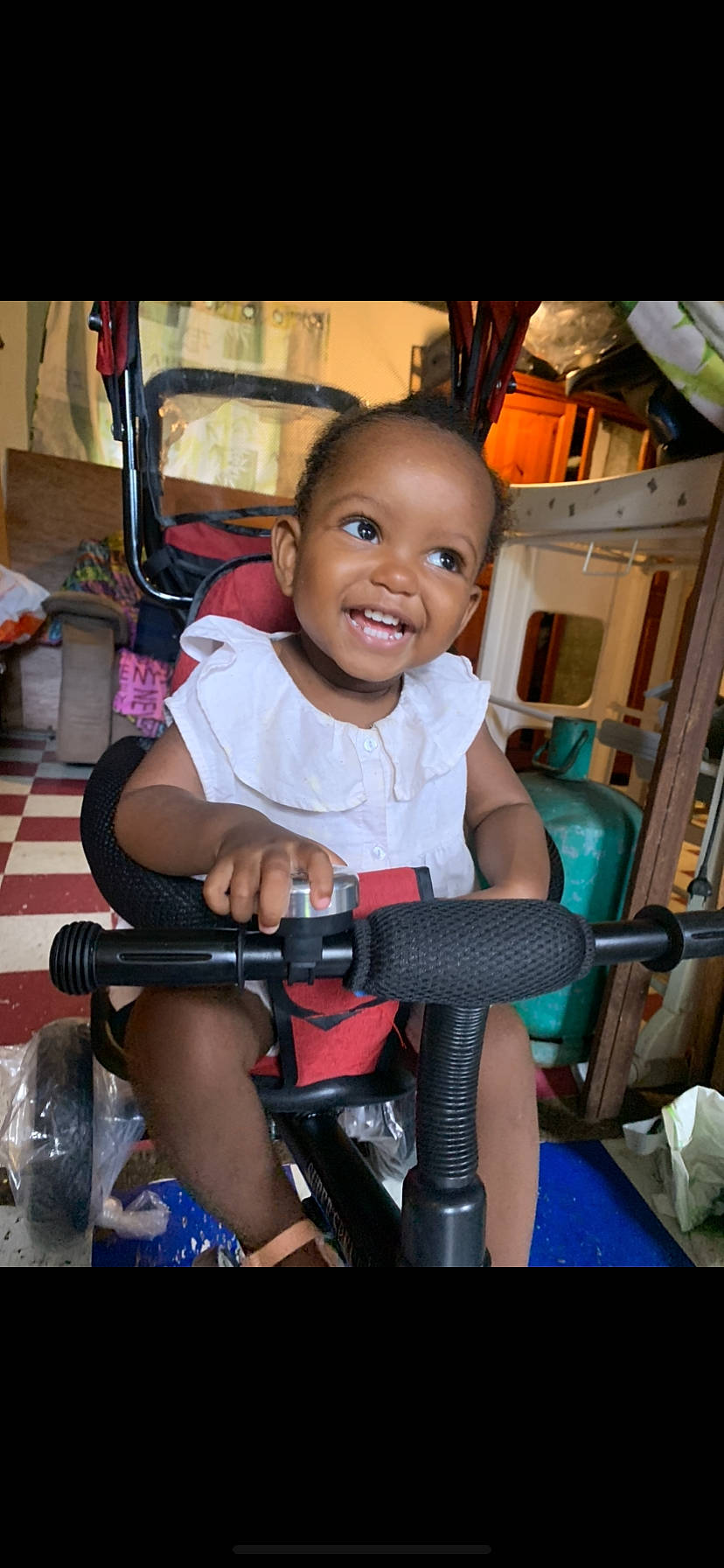 Lilia a rejoint le concours — aidez-le/la à gagner de superbes lots ! auto_part, chair, cheek, child, flash_photography, fun, happy, head, human_leg, joy, knee, lap, leisure, person, product, shorts, skin, smile, thigh, tire