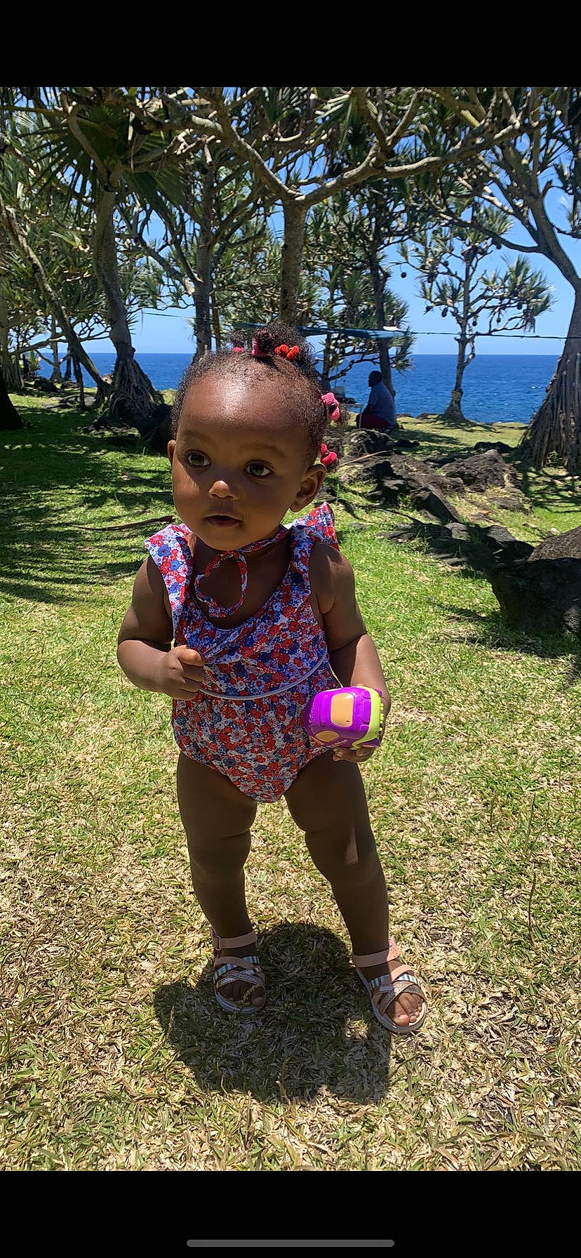 Lilia participe au concours pour gagner de l'argent avec cette photo : baby_toddler_clothing, botany, child, fun, grass, grassland, happy, leaf, leisure, magenta, meadow, people_in_nature, person, plant, recreation, sandal, sky, toddler, tree, water