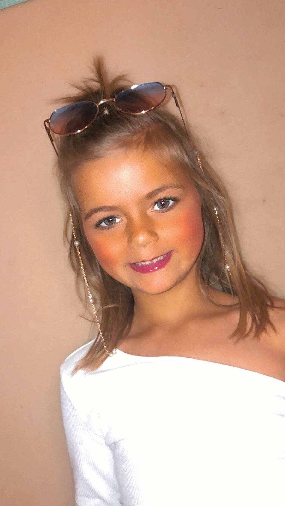 Djelly a rejoint le concours — aidez-le/la à gagner de superbes lots ! bridal_veil, bride, chin, dress, eyebrow, eyelash, face, flash_photography, glasses, goggles, hairstyle, happy, iris, joy, lip, makeover, person, shoulder, smile, sunglasses