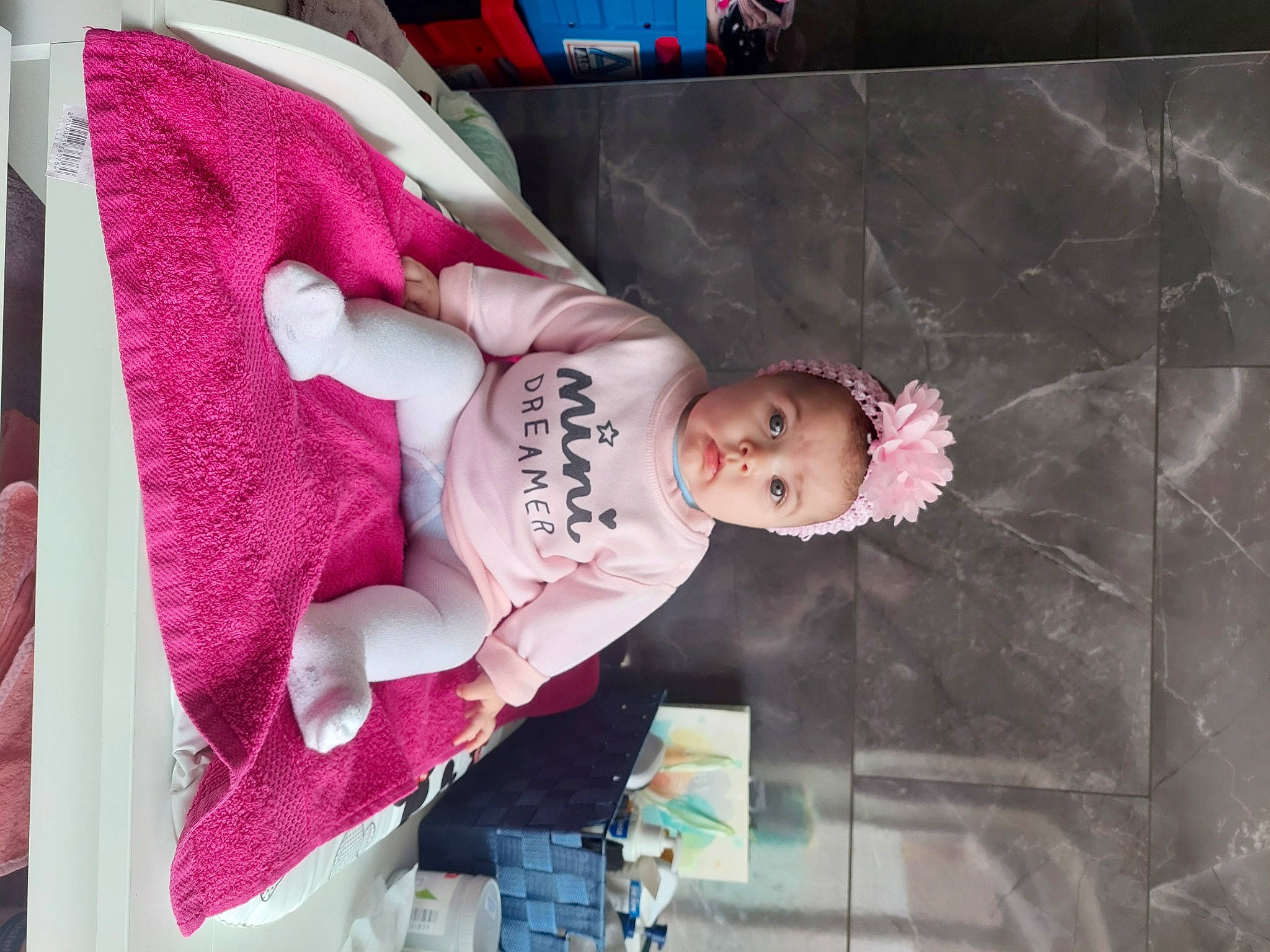 Izaya a rejoint le concours — aidez-le/la à gagner de superbes lots ! baby, baby_products, baby_toddler_clothing, carmine, child, fun, magenta, pattern, person, pink, room, smile, toddler, tree