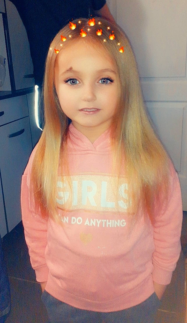 Lina participe au concours pour gagner de l'argent avec cette photo : blond, brown_hair, child_model, eye, eyebrow, face, forehead, fun, hair, hair_accessory, hair_coloring, hairstyle, head, headgear, headpiece, jaw, lip, long_hair, person, selfie