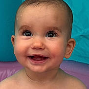 Léonie a rejoint le concours — aidez-le/la à gagner de superbes lots ! baby, child, smile, happy, face, water_droplets, cute, portrait, skin, eyes, mouth, head, ear, shoulder, background, blue, purple, expression, infant, closeup