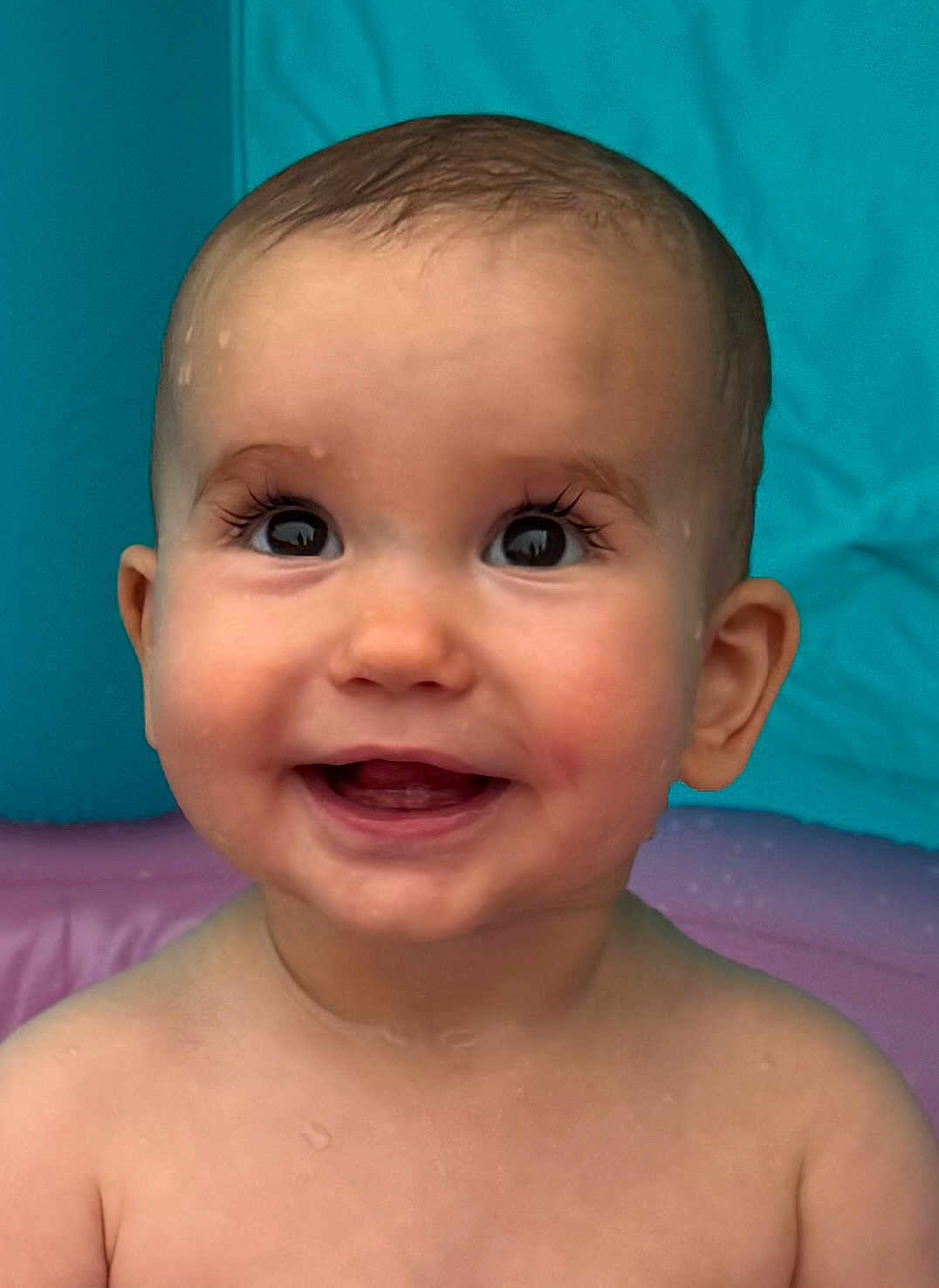 Léonie a rejoint le concours — aidez-le/la à gagner de superbes lots ! baby, child, smile, happy, face, water_droplets, cute, portrait, skin, eyes, mouth, head, ear, shoulder, background, blue, purple, expression, infant, closeup
