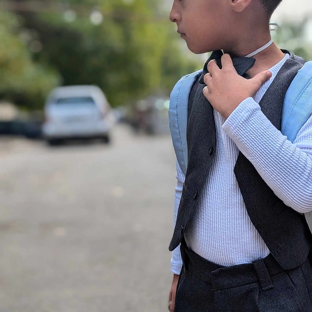 Luka Datunashvili participe au concours pour gagner de l'argent avec cette photo : accessories, blackhair, blazer, bodypart, boy, child, clothing, coat, finger, formalwear, hair, hand, jacket, longsleeve, male, pants, person, sleeve, suit, tie