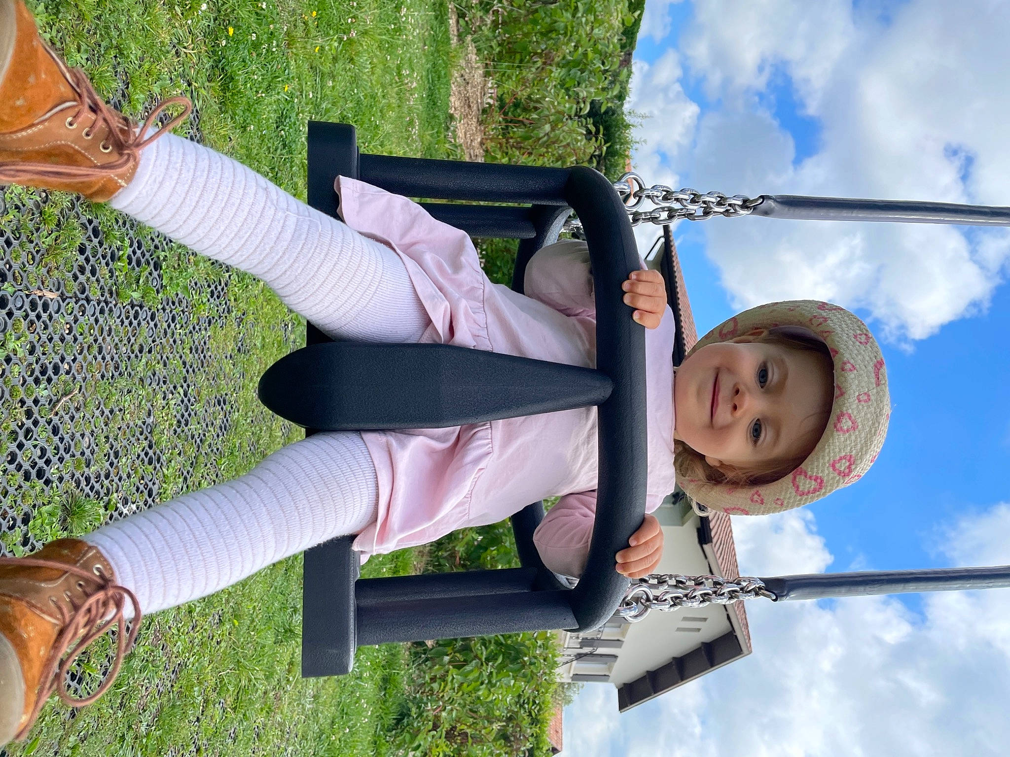 Cléo participe au concours pour gagner de l'argent avec cette photo : blue, cloud, cool, fun, grass, happy, headwear, human_leg, joy, knee, leisure, pattern, people_in_nature, person, plant, sky, smile, spring, street_fashion, thigh