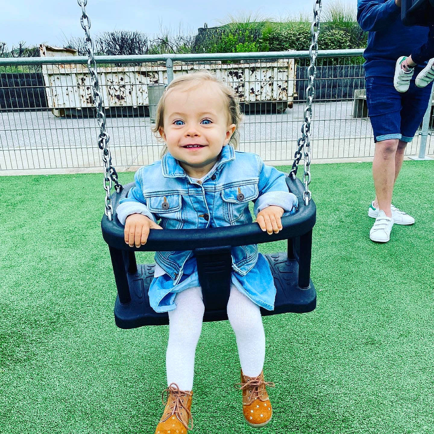 Cléo participe au concours pour gagner de l'argent avec cette photo : baby, baby_toddler_clothing, clothing, fun, grass, happy, joy, leg, leisure, people, person, plant, playground, recreation, shorts, sky, smile, sneakers, swing, t_shirt