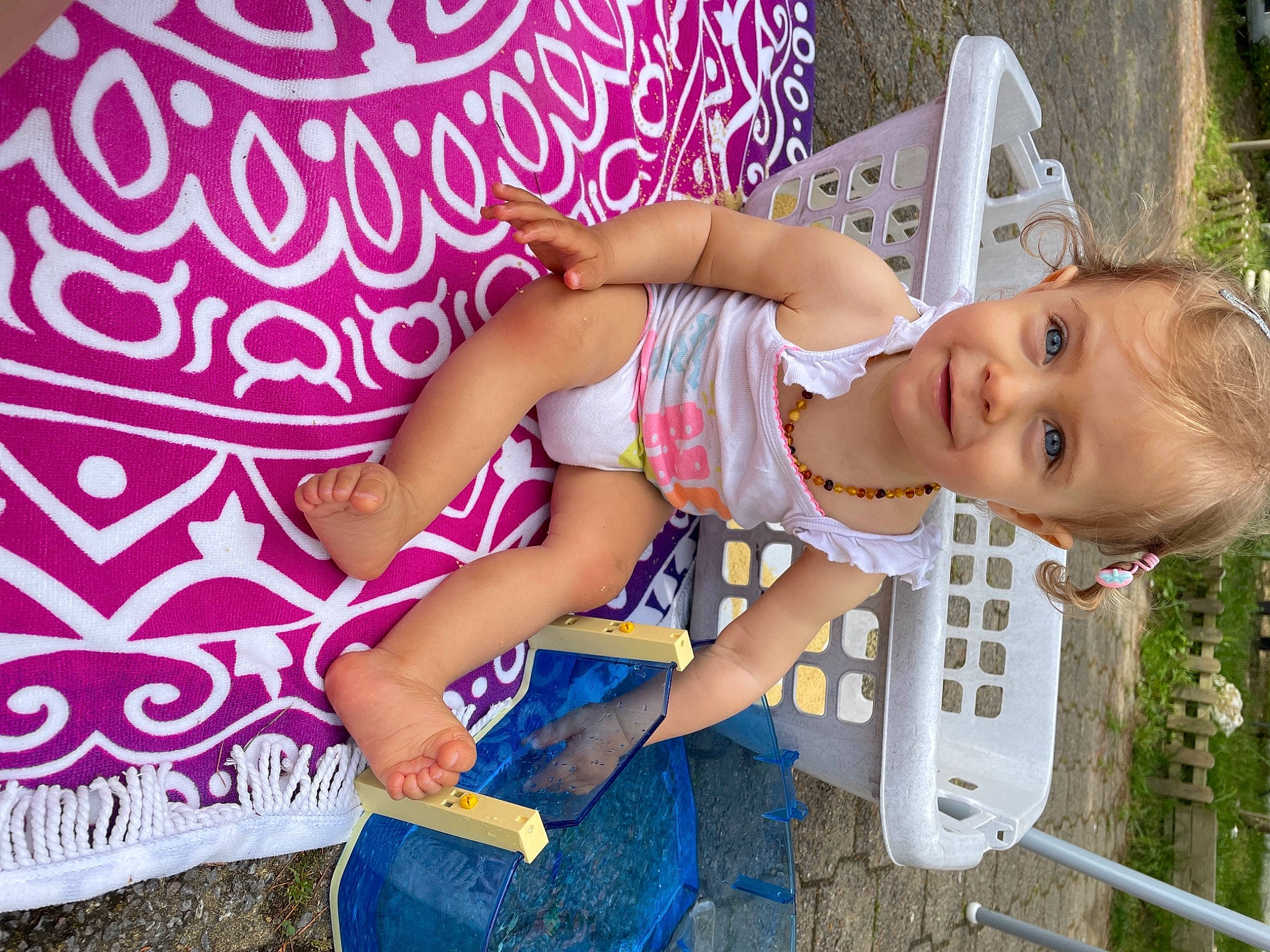 Cléo a rejoint le concours — aidez-le/la à gagner de superbes lots ! arm, baby_toddler_clothing, child, dress, finger, fun, green, hand, happy, hat, head, human_body, leg, person, pink, plant, product, purple, skin, thigh