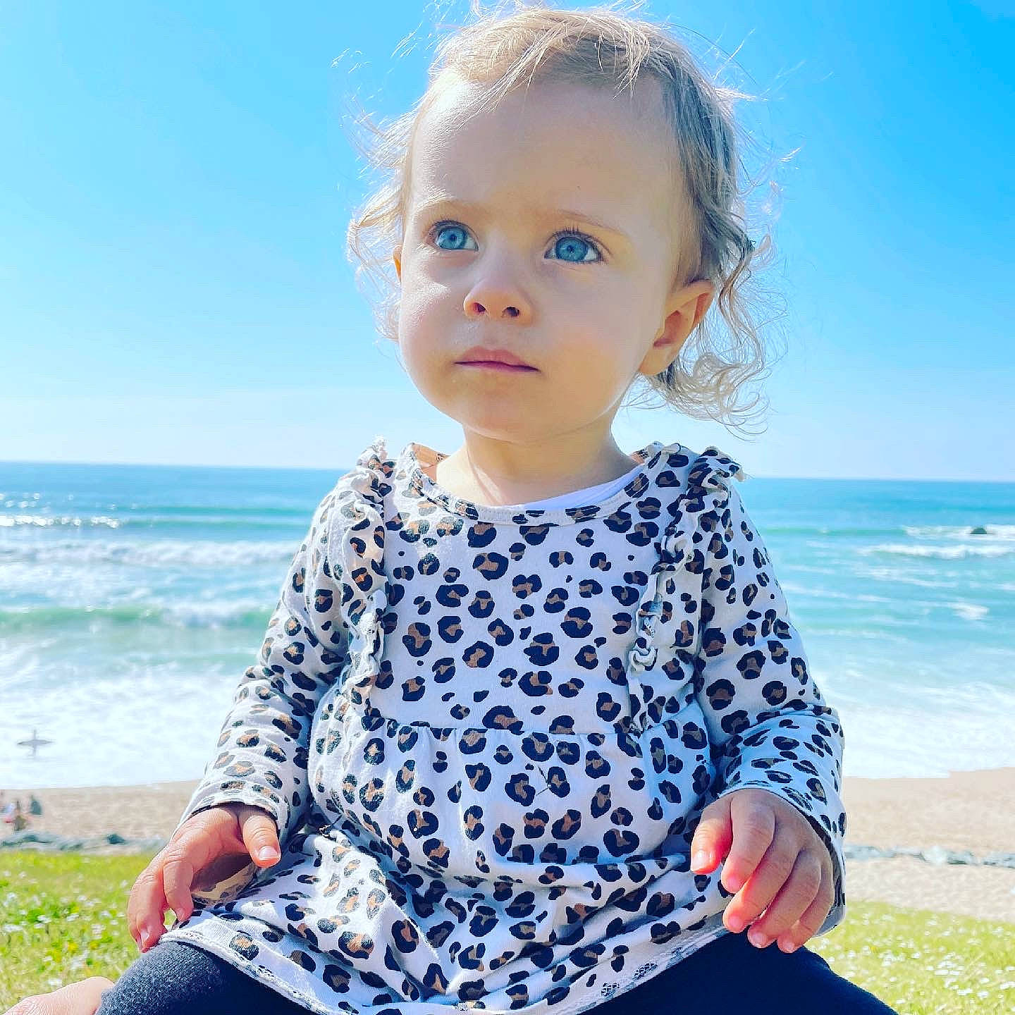 Cléo participe au concours pour gagner de l'argent avec cette photo : azure, baby_toddler_clothing, beach, beauty, blue, face, fun, grass, hair, happy, head, people_in_nature, person, photograph, sky, sleeve, sunlight, toddler, travel, water