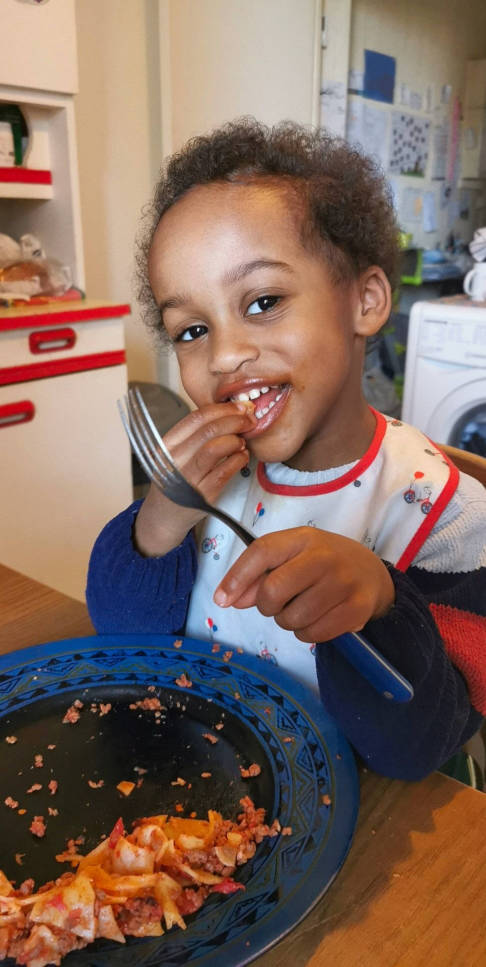 Elijah a rejoint le concours — aidez-le/la à gagner de superbes lots ! chair, comfort_food, cooking, cuisine, dessert, dish, electric_blue, finger_food, food, food_craving, happy, ingredient, joy, person, plate, recipe, shelf, smile, sweetness, t_shirt