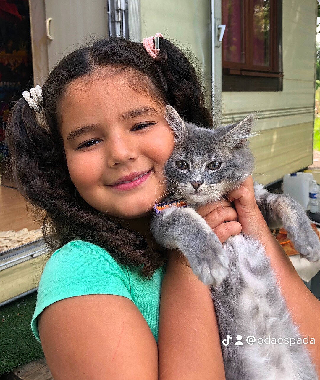 Xamira participe au concours pour gagner de l'argent avec cette photo : carnivore, cat, child, domestic_short_haired_cat, ear, eyelash, felidae, fur, happy, iris, joy, nail, person, sitting, small_to_medium_sized_cats, smile, sunglasses, toddler, vertebrate, whiskers