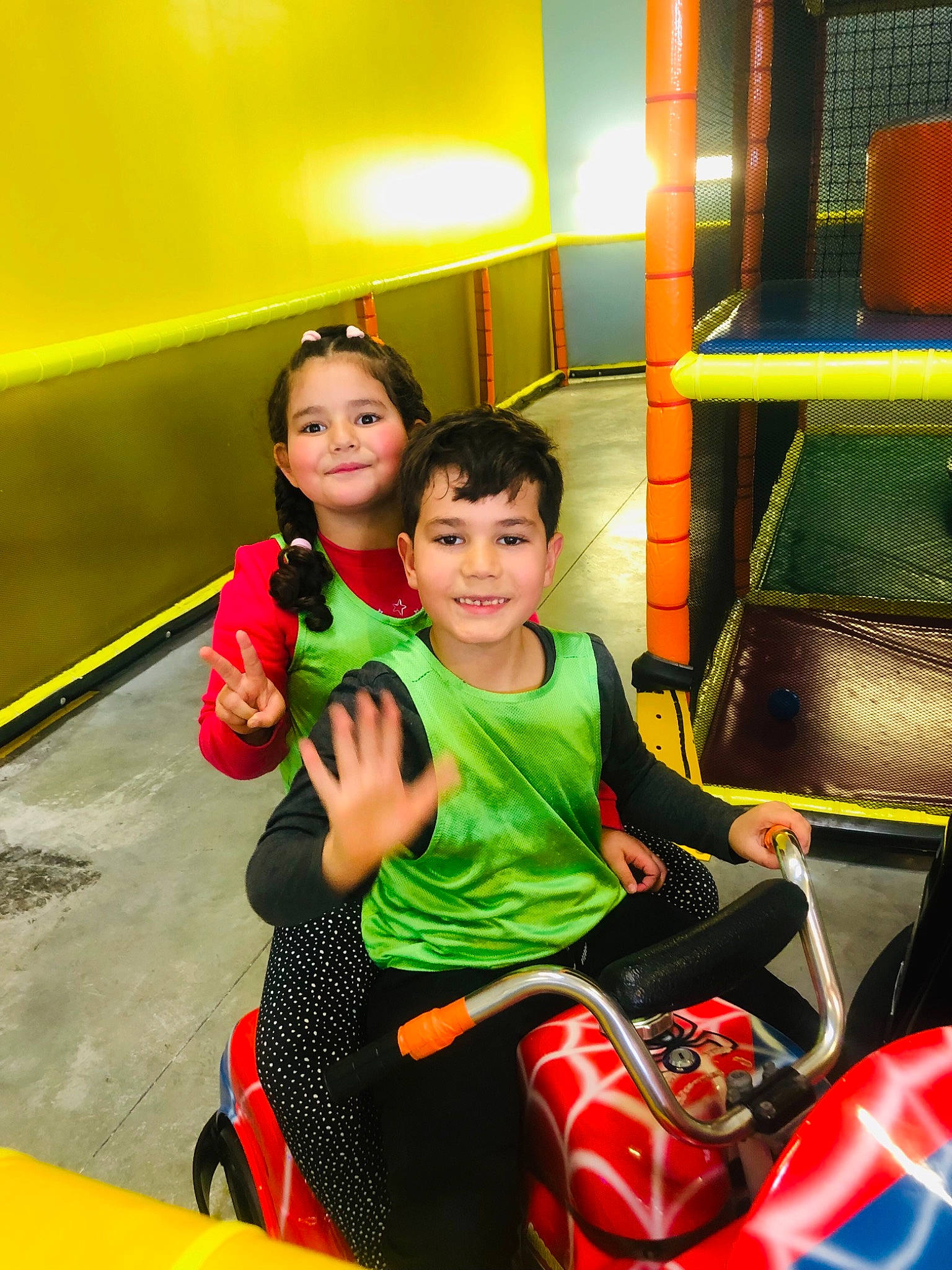 Xavier participe au concours pour gagner de l'argent avec cette photo : child, event, fun, happy, joy, leisure, motor_vehicle, person, play, recreation, room, sitting, smile, snapshot, t_shirt, tire, toddler, travel, vacation, vehicle