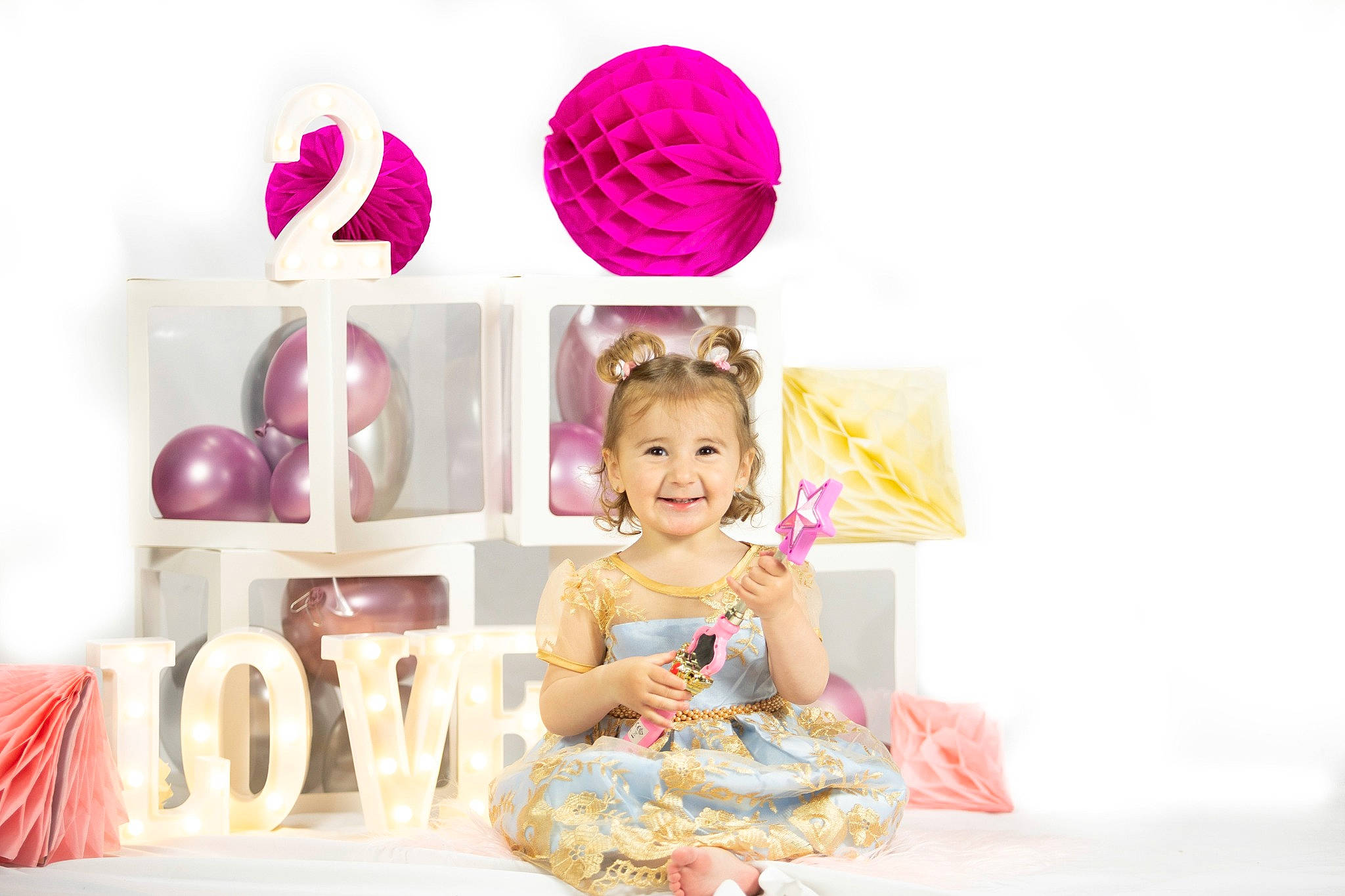 Kataleya participe au concours pour gagner de l'argent avec cette photo : baby_toddler_clothing, beauty, chair, child, event, fashion_design, fun, happy, joy, magenta, party_supply, peach, person, picture_frame, pink, product, purple, shelf, smile, textile