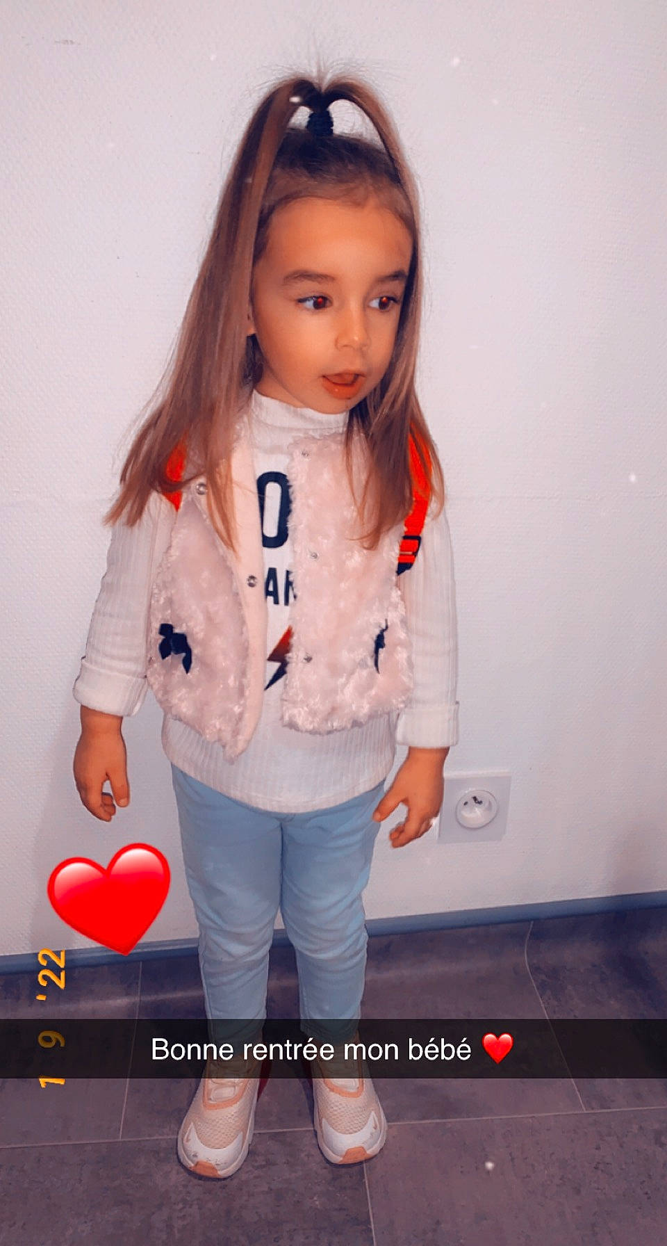 Mya a rejoint le concours — aidez-le/la à gagner de superbes lots ! balloon, brown_hair, clothing, denim, doll, event, facial_expression, fashion_design, flooring, formal_wear, fun, happy, long_hair, necklace, person, sleeve, t_shirt, toddler, toy, white