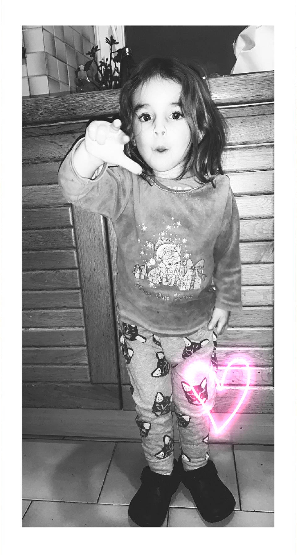 Mya participe au concours pour gagner de l'argent avec cette photo : black, black_and_white, cool, eye, facial_expression, flash_photography, fun, gesture, hair, hairstyle, happy, monochrome, monochrome_photography, person, photograph, sleeve, standing, style, t_shirt, toddler