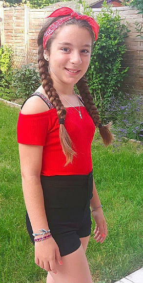 Maïa a rejoint le concours — aidez-le/la à gagner de superbes lots ! abdomen, arm, beauty, brown_hair, fashion_accessory, girl, hair_accessory, hairstyle, headgear, joint, joy, lady, long_hair, person, pink, red, shoulder, smile, thigh, trunk