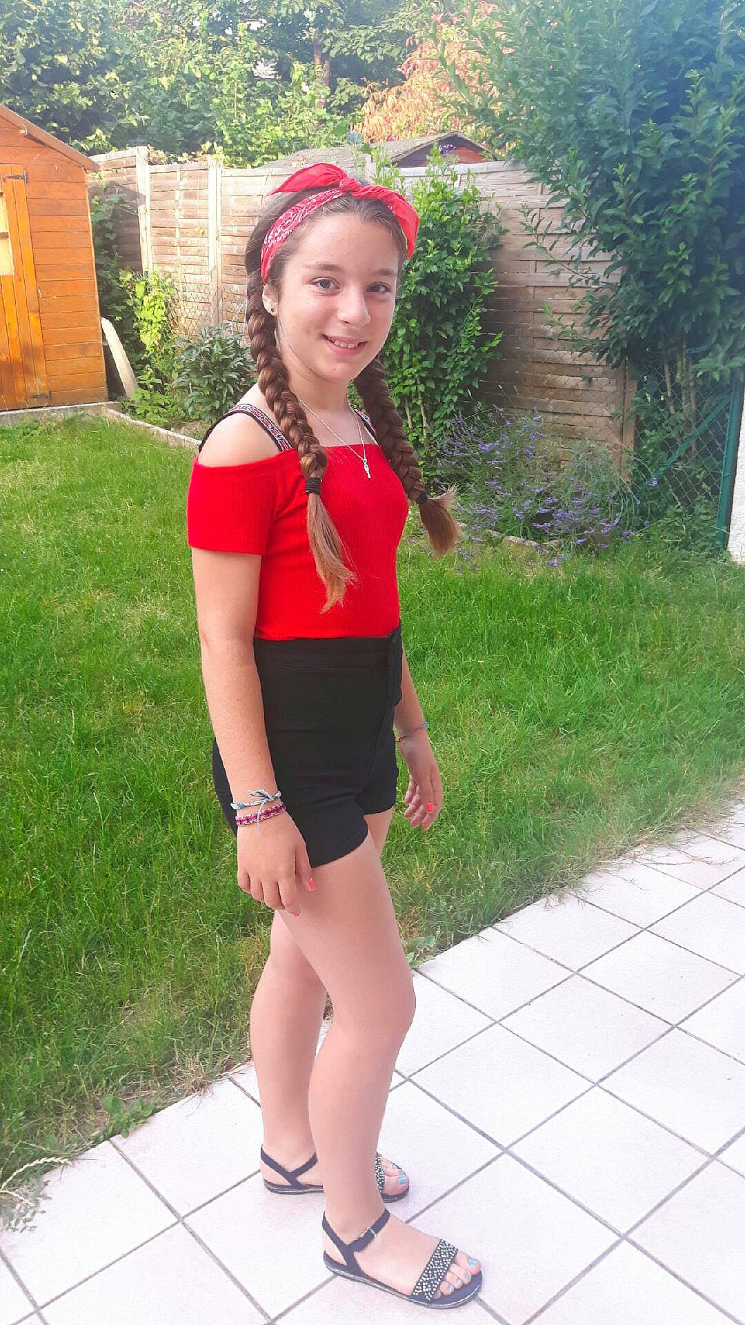 Maïa a rejoint le concours — aidez-le/la à gagner de superbes lots ! abdomen, arm, beauty, clothing, footwear, fun, girl, headgear, human_leg, joint, joy, leg, person, pink, red, shorts, shoulder, smile, sportswear, summer