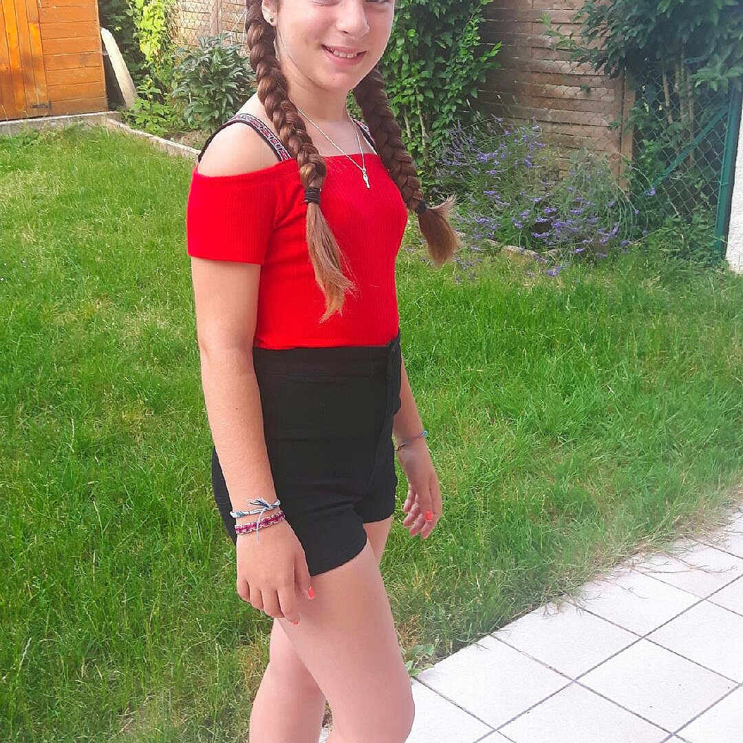 Maïa a rejoint le concours — aidez-le/la à gagner de superbes lots ! abdomen, arm, beauty, clothing, footwear, fun, girl, headgear, human_leg, joint, joy, leg, person, pink, red, shorts, shoulder, smile, sportswear, summer