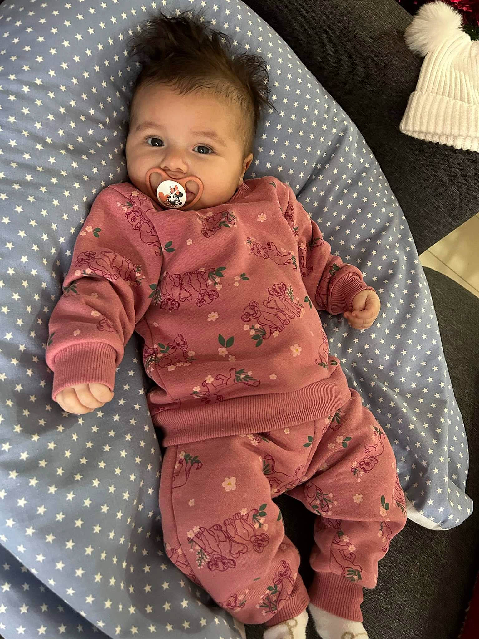 Elina a rejoint le concours — aidez-le/la à gagner de superbes lots ! arm, baby, baby_toddler_clothing, cheek, child, collar, dress_shirt, face, formal_wear, head, iris, linens, nose, pattern, peach, person, skin, sleeve, suit, textile