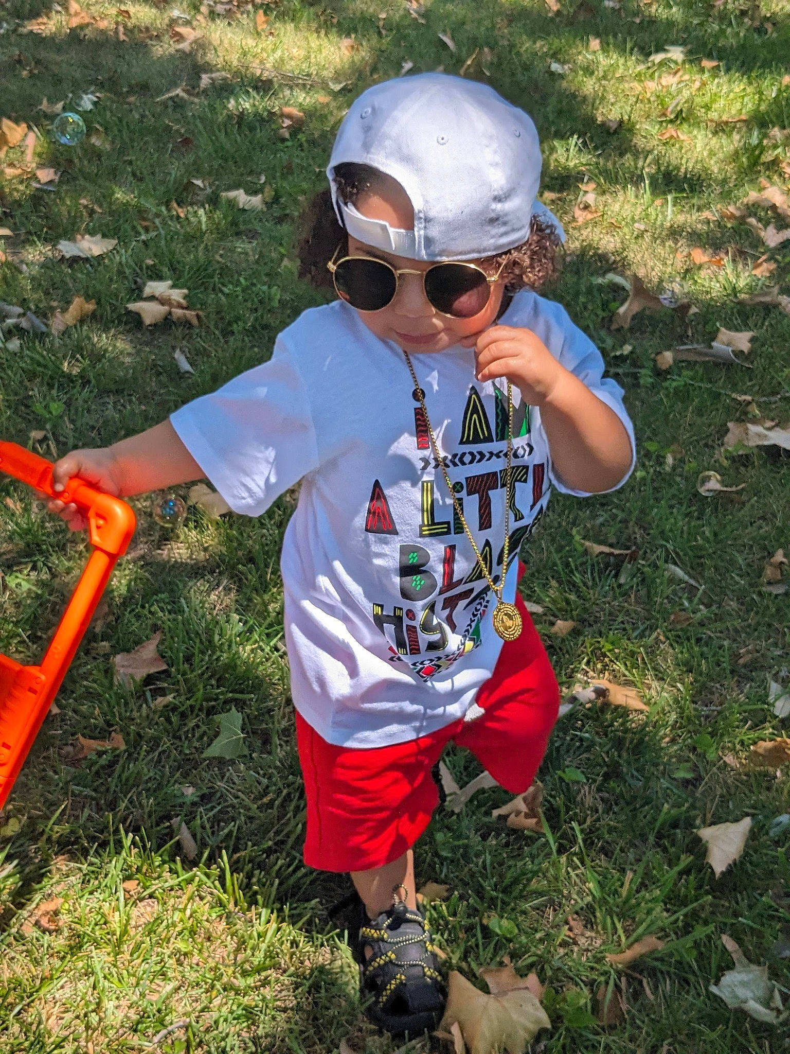 Levius is registered to the contest to win money with this photo: baby_toddler_clothing, child, cool, electric_blue, eyewear, fun, garden_tool, goggles, grass, grassland, groundcover, happy, headwear, leisure, people_in_nature, person, personal_protective_equipment, plant, recreation, soil