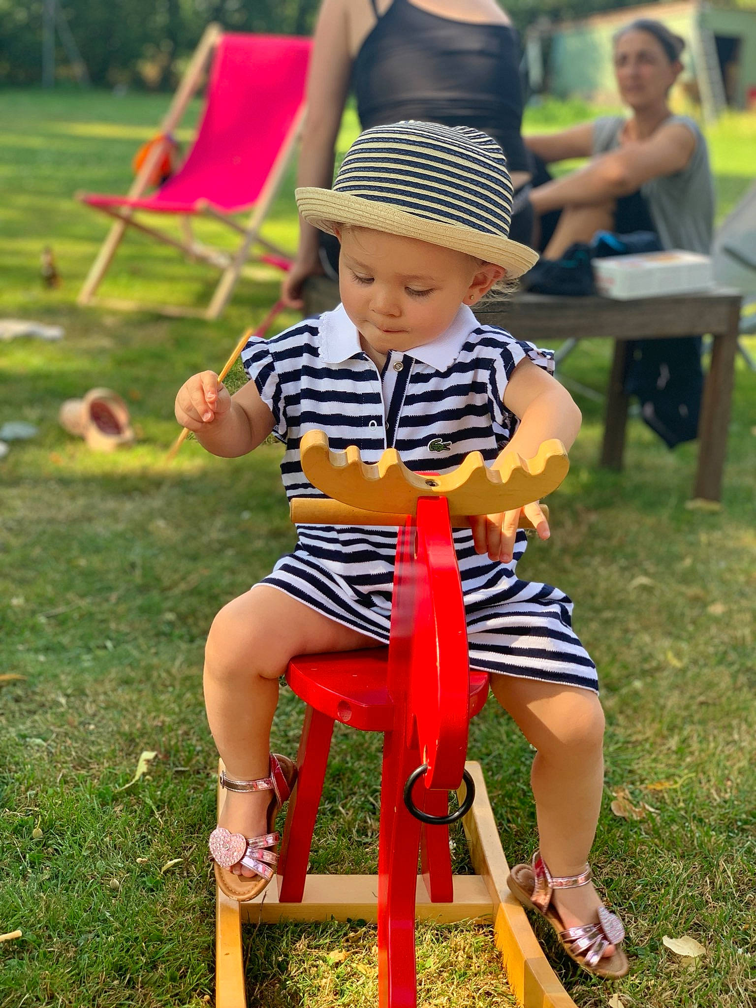 Thea participe au concours pour gagner de l'argent avec cette photo : blurred, child, fun, grass, headwear, leisure, outdoor_furniture, person, play, playground, public_space, recreation, sitting, summer