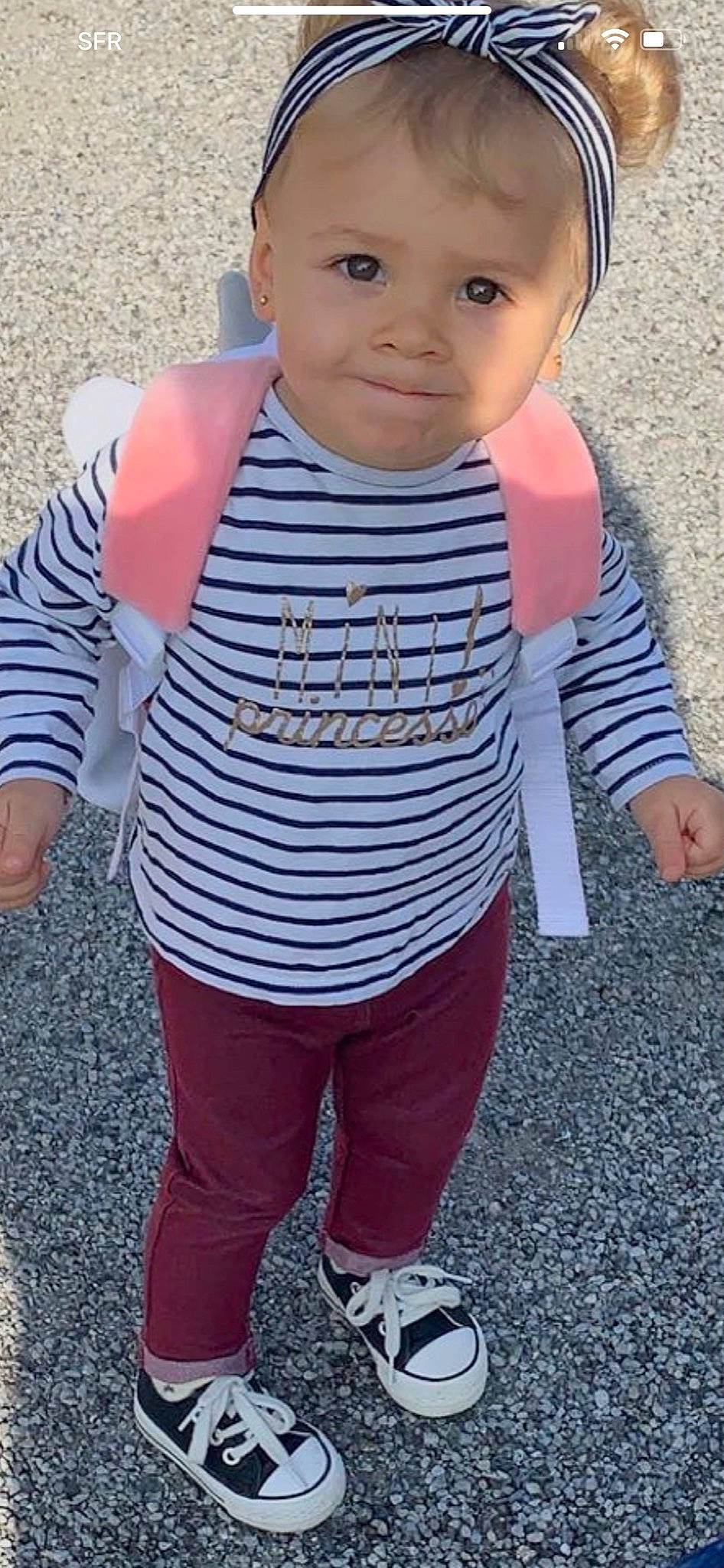 Thea a rejoint le concours — aidez-le/la à gagner de superbes lots ! baby_toddler_clothing, child, clothing, cool, outerwear, pattern, person, pink, shoe, sleeve, smile, standing, t_shirt, toddler
